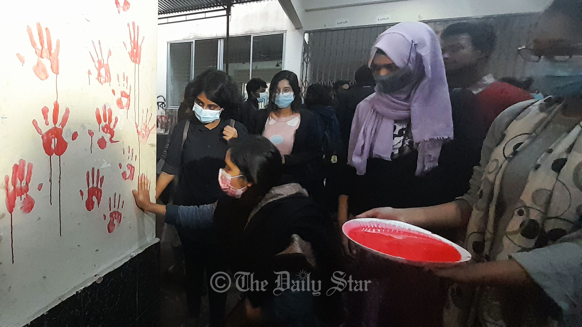 আবারও স্লোগানে উত্তাল শাবিপ্রবি, রক্তিম হস্তছাপে প্রতিবাদ