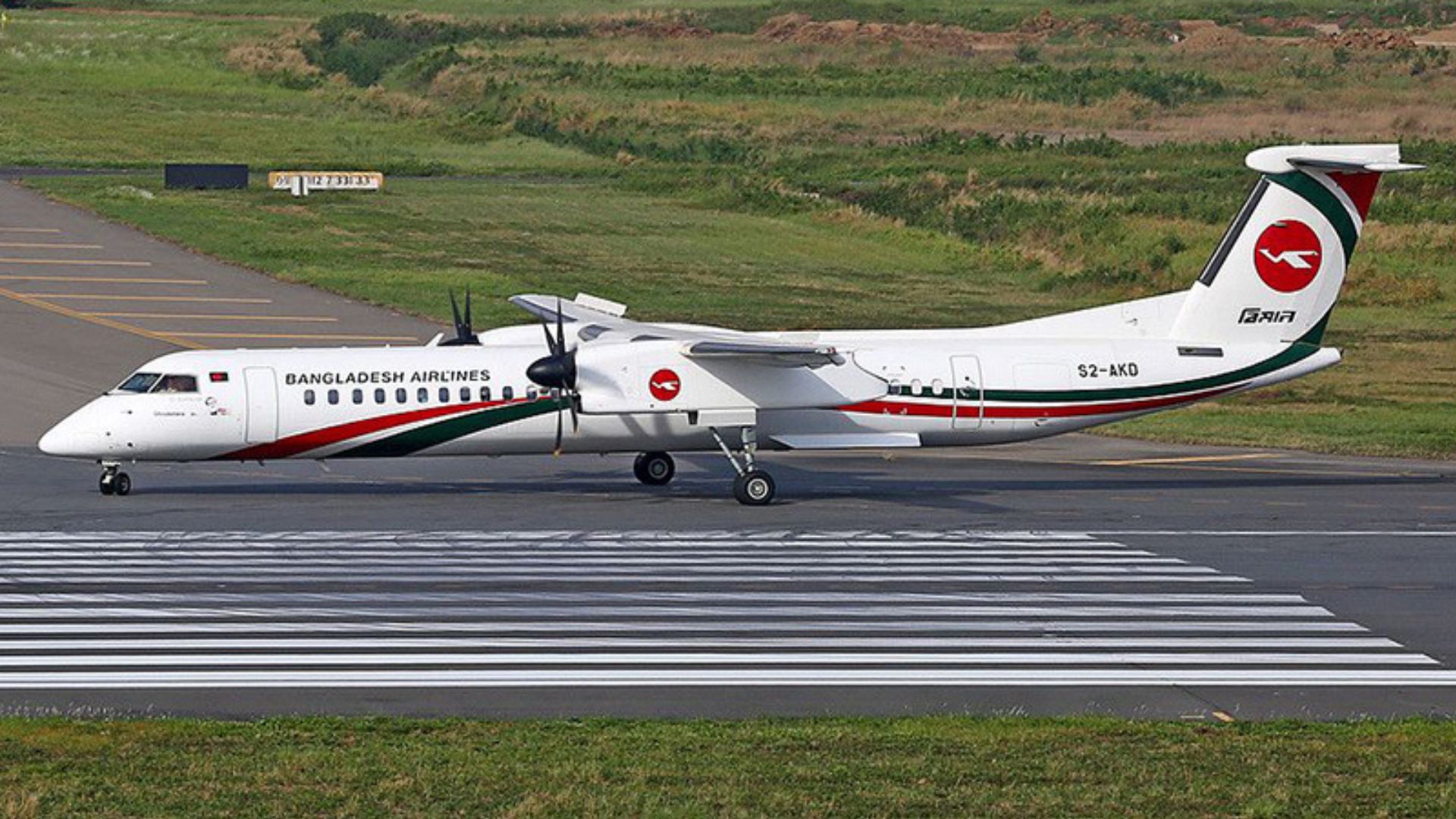 ৮ দিন ধরে বিকল হয়ে পড়ে আছে বিমানের নতুন ড্যাশ-৮