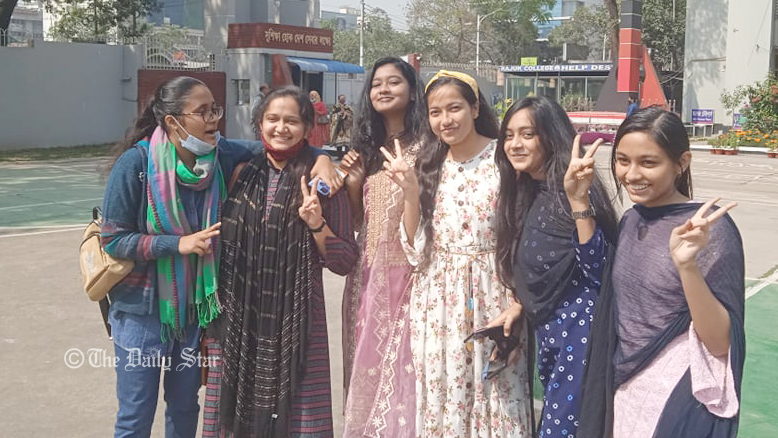 এইচএসসিতেও পাসের হারে ছেলেদের চেয়ে এগিয়ে মেয়েরা
