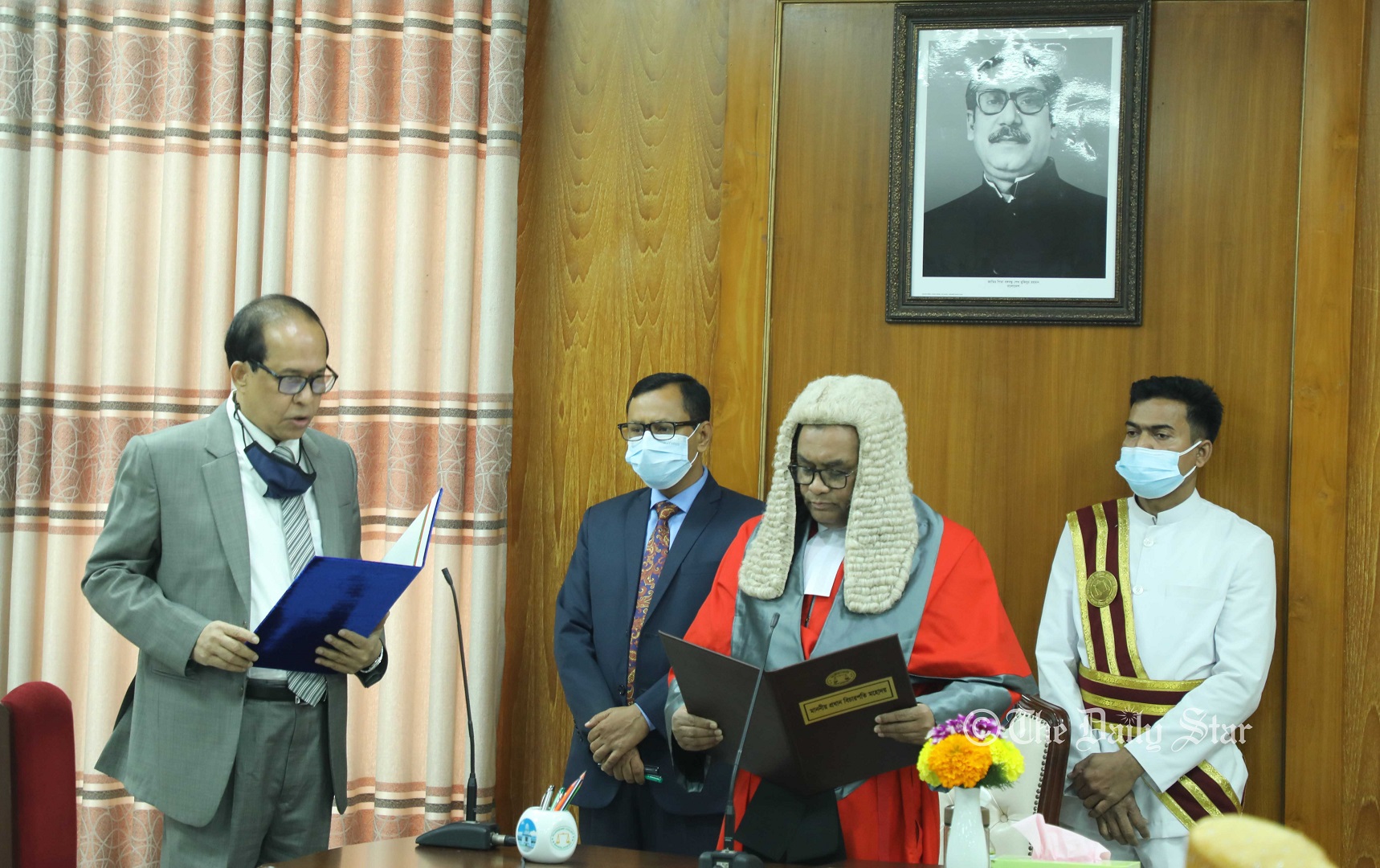 শপথ নিলেন সিইসি ও চার কমিশনার