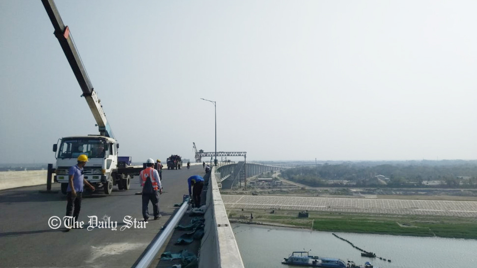 মূল পদ্মা সেতুতে ল্যাম্পপোস্ট বসানো শুরু