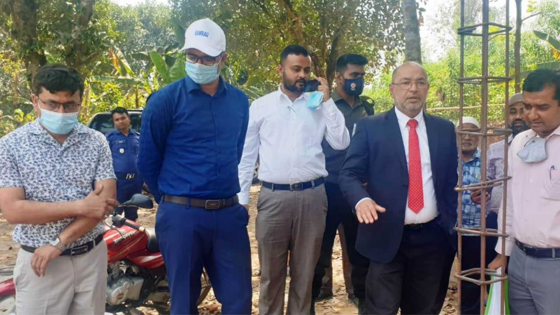 প্রধানমন্ত্রীর আশ্রয়ণ প্রকল্প: অনিয়ম দেখতে ঘটনাস্থলে প্রতিমন্ত্রী