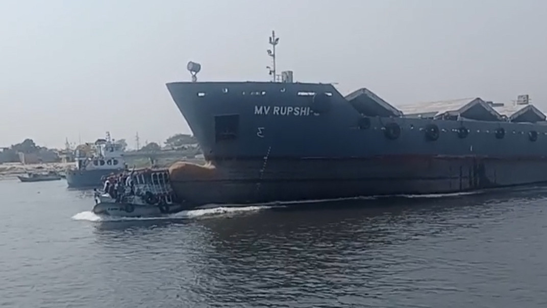 নারায়ণগঞ্জে কার্গো জাহাজের ধাক্কায় যাত্রীবাহী লঞ্চডুবি