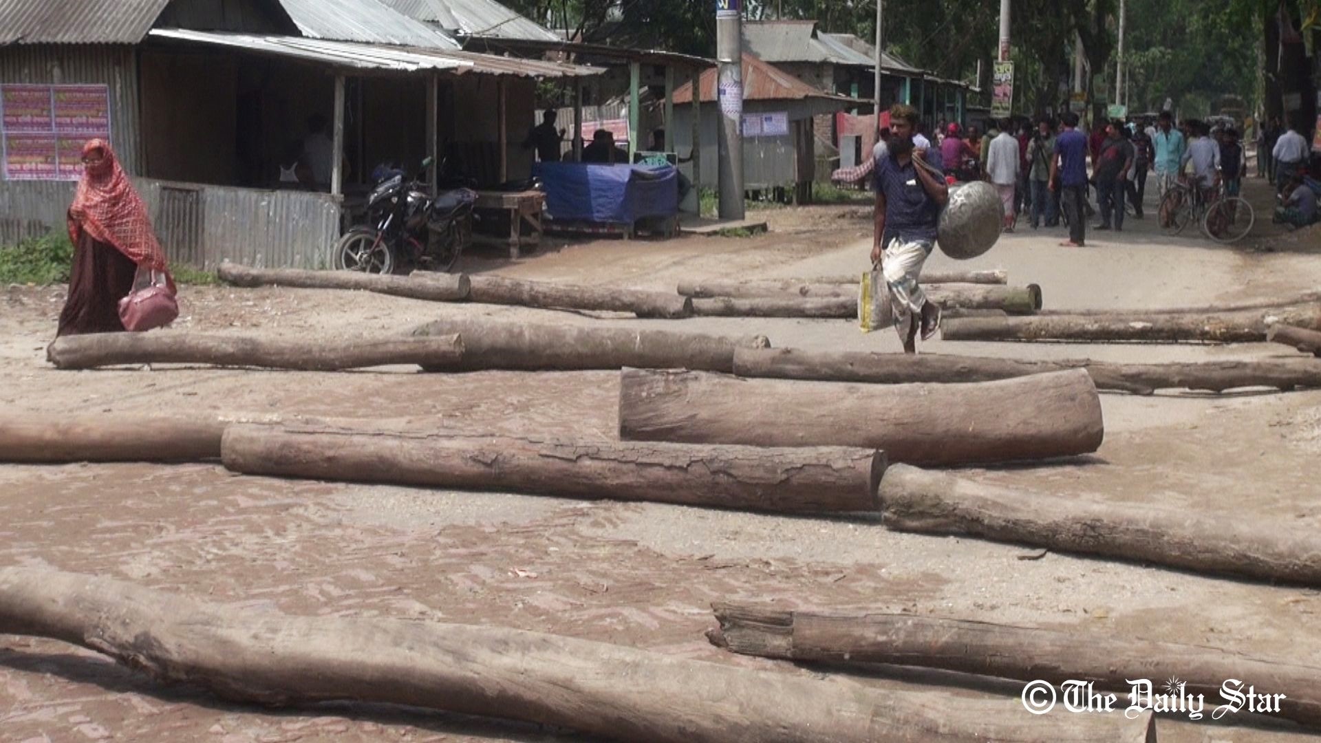 পুলিশ হেফাজতে যুবকের মৃত্যু: বিচার দাবিতে লালমনিরহাটে সড়ক অবরোধ