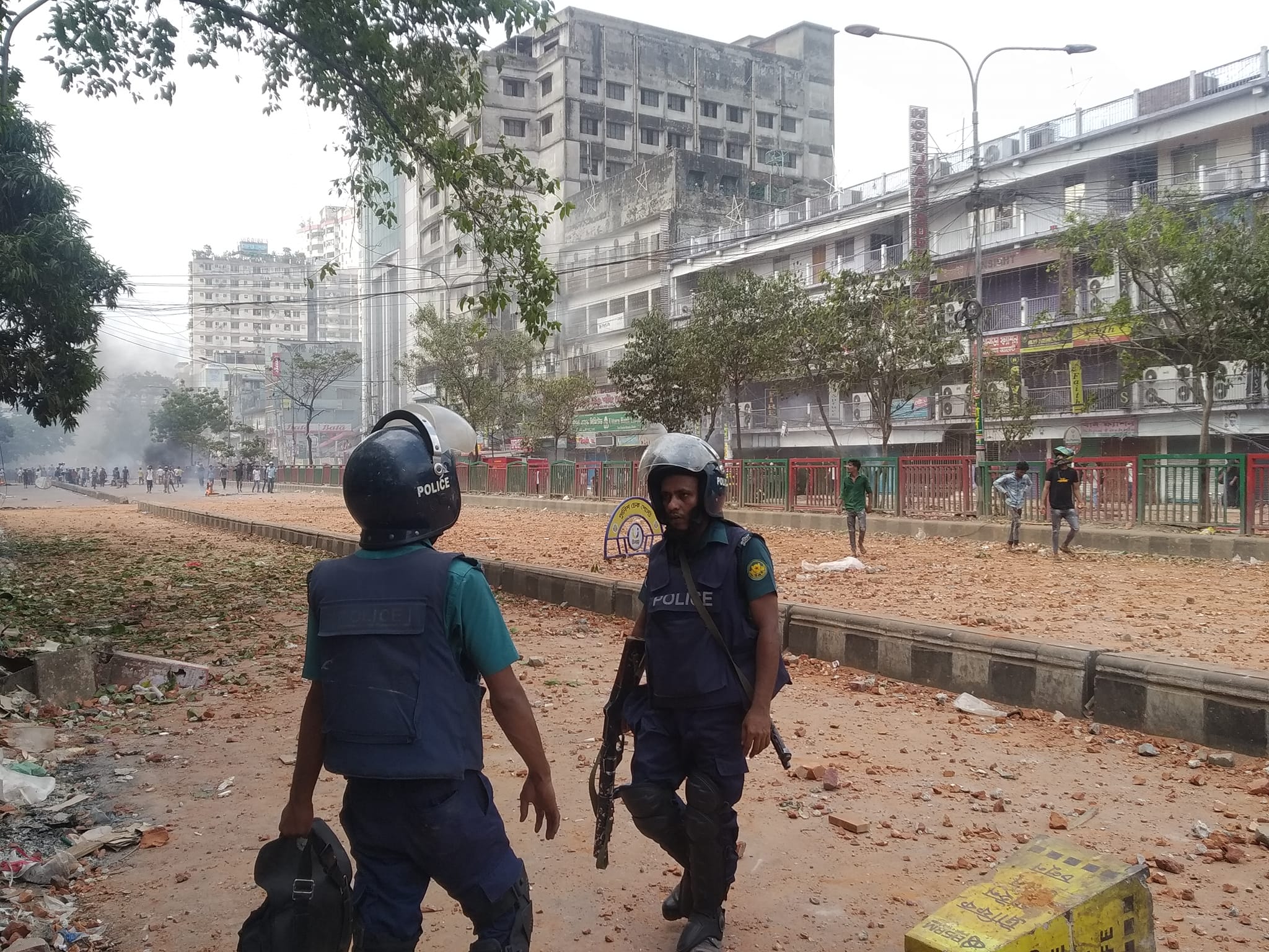 শিক্ষার্থী-ব্যবসায়ী সংঘর্ষ: পুলিশের ভূমিকা নিয়ে ক্ষোভ