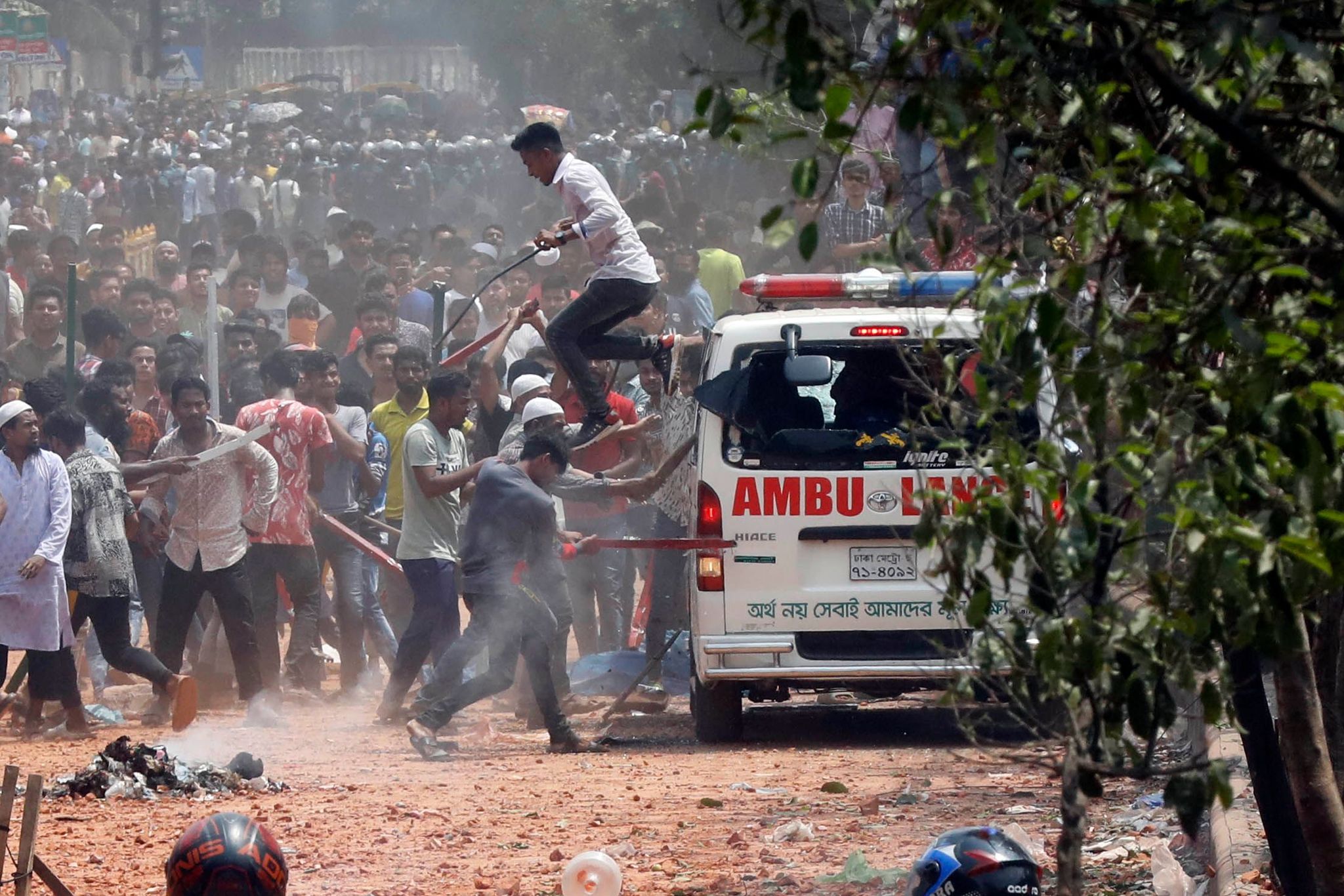 অ্যাম্বুলেন্স ভাঙচুরের অভিযোগ ব্যবসায়ীদের বিরুদ্ধে