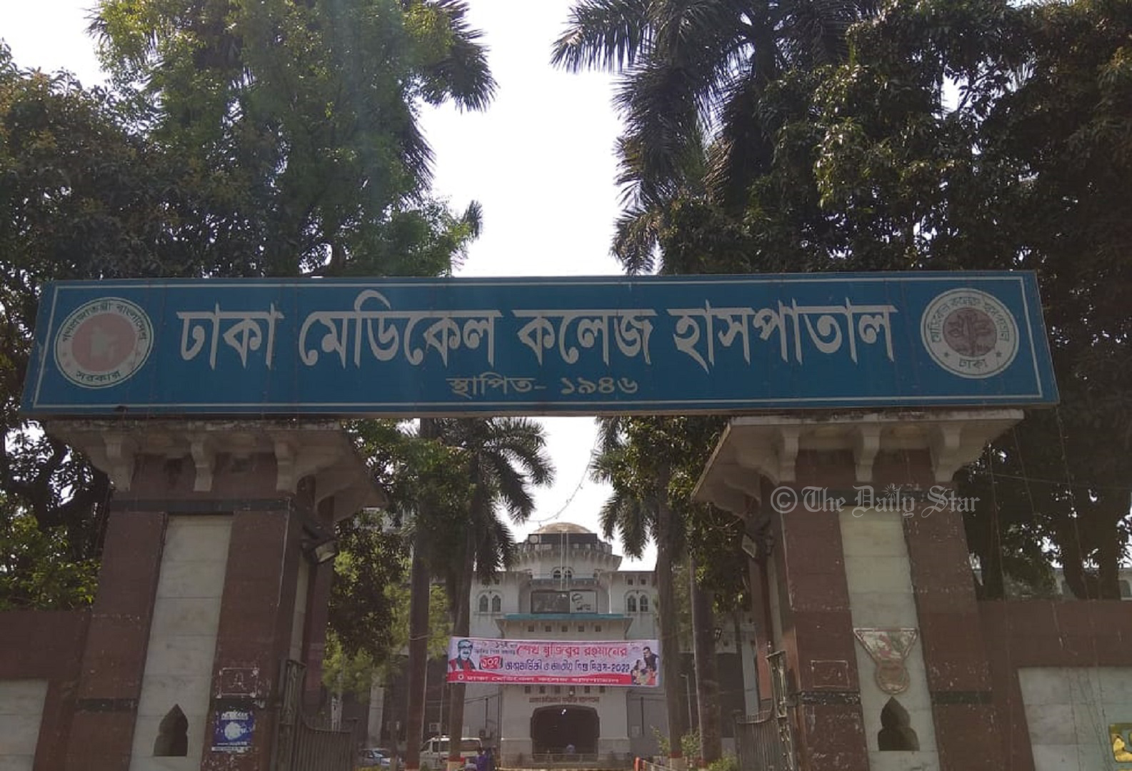 গ্রিন রোডে পথচারীদের মাথায় ভেঙে পড়ল ভবনের সানশেড, আহত ২