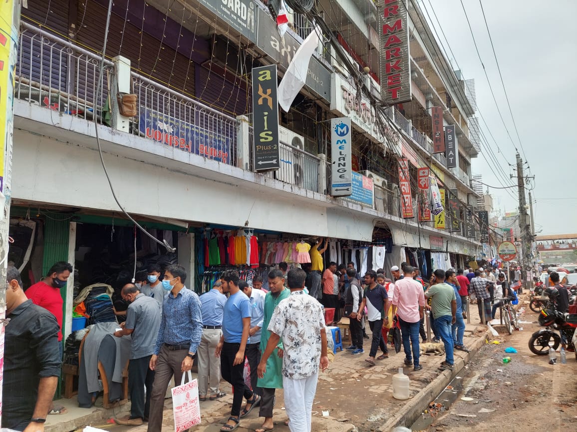 রাতে সমঝোতার পর আজ নিউমার্কেটের দোকান খুলেছে