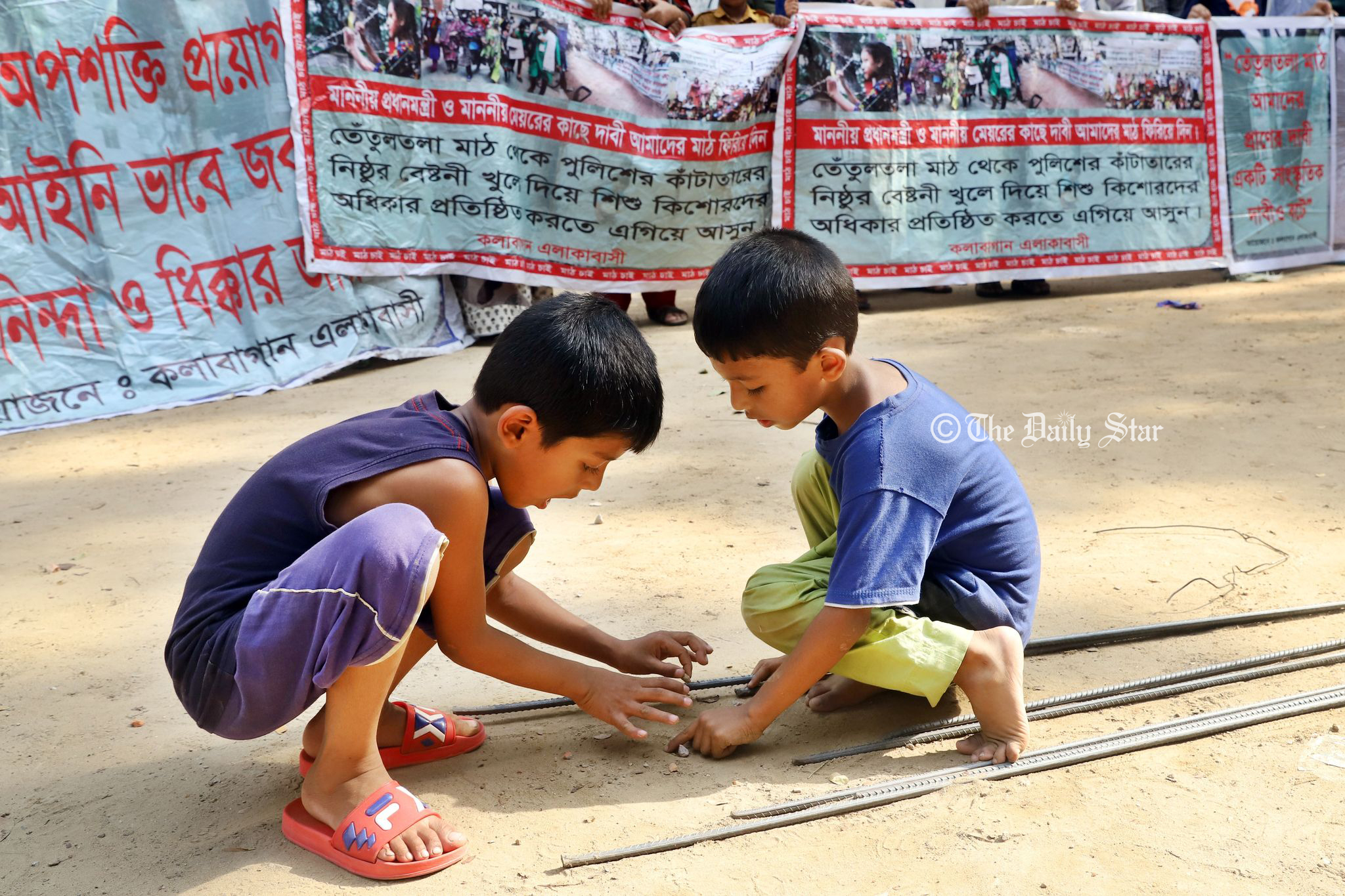 ‘তেঁতুলতলা মাঠে কাজ শুরু হওয়ায় বাচ্চাটিকে ঘরবন্দী রাখতে হচ্ছে’