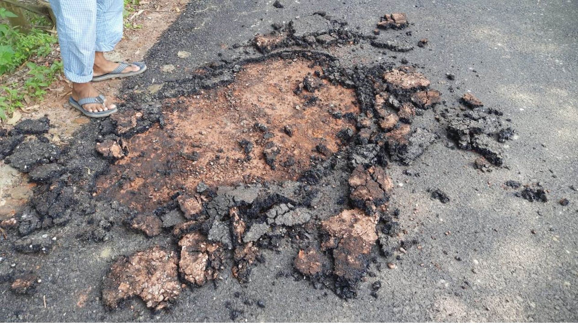 সংস্কারের ২ দিন পর উঠে গেছে সড়কের কার্পেটিং, তদন্তে দুদক