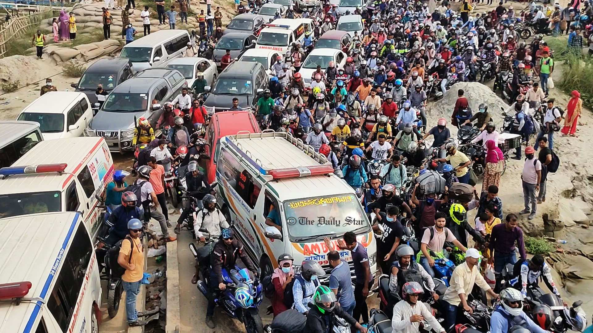 মোটরসাইকেলের চাপে ফেরিতে জায়গা পাচ্ছে না যাত্রীবাহী গাড়ি