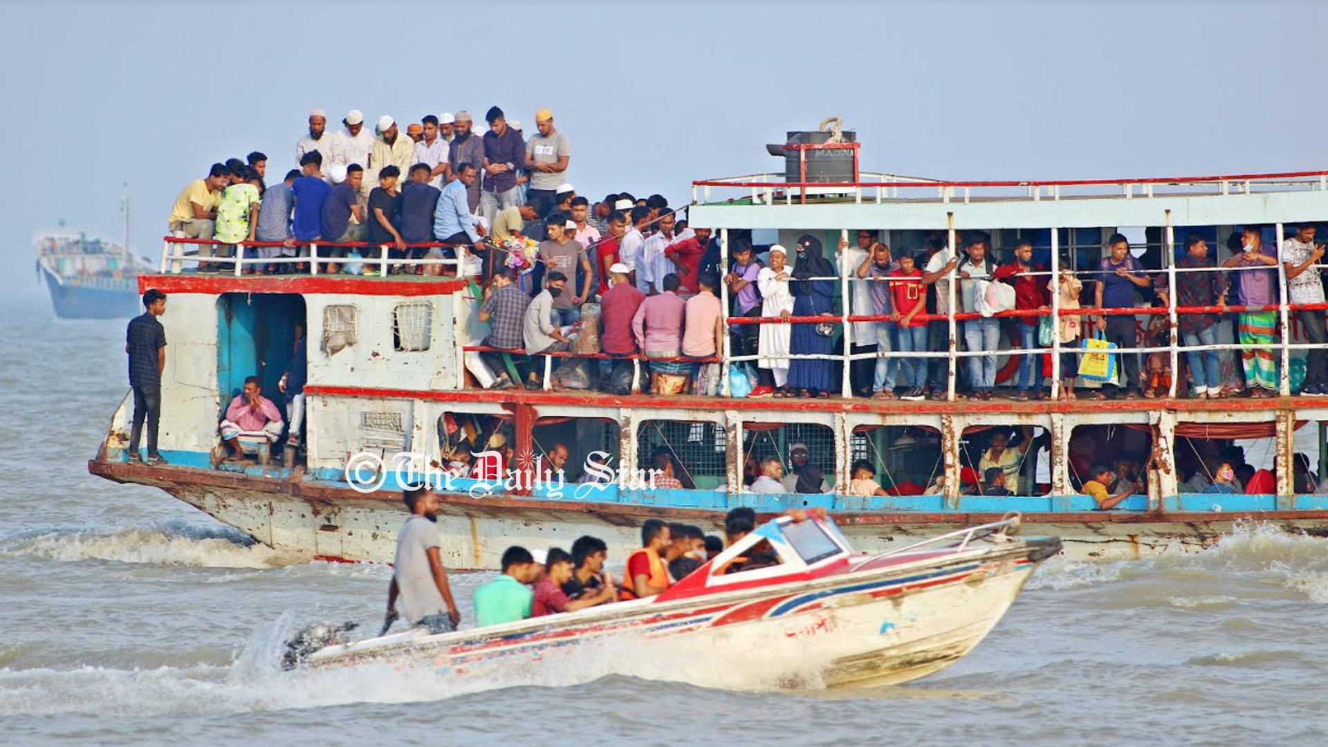 ১৫ ঘণ্টায় স্পিডবোট-লঞ্চে ১ লাখের বেশি মানুষের পদ্মা পাড়ি