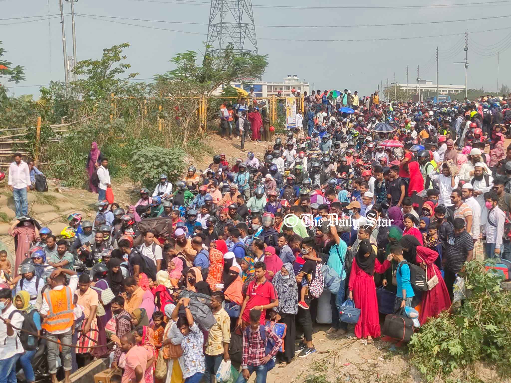 শিমুলিয়ায় ঘরমুখো মানুষের ঢল
