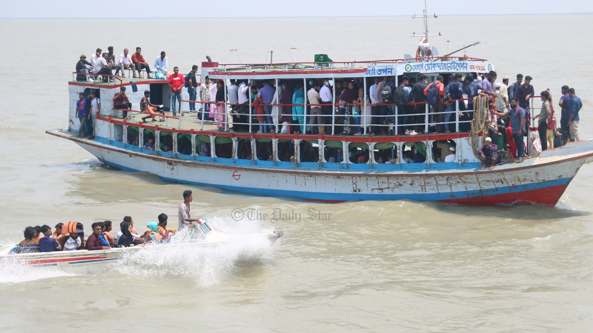 ৪৫ ঘণ্টায় স্পিডবোট-লঞ্চে ৩ লাখের বেশি মানুষের পদ্মা পাড়ি