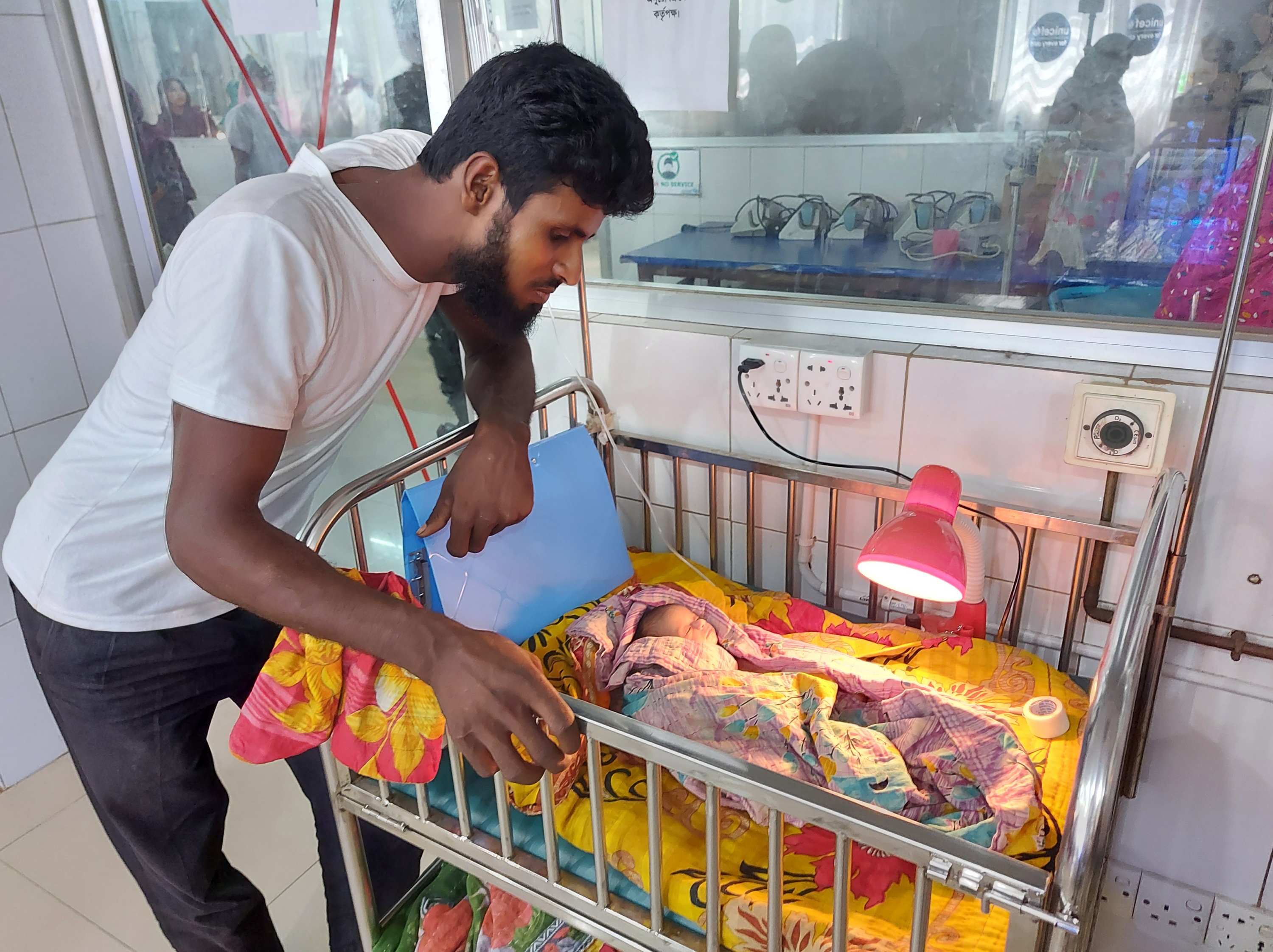 হাসপাতালের শৌচাগারে সন্তান প্রসব, পাইপ ভেঙে জীবিত উদ্ধার