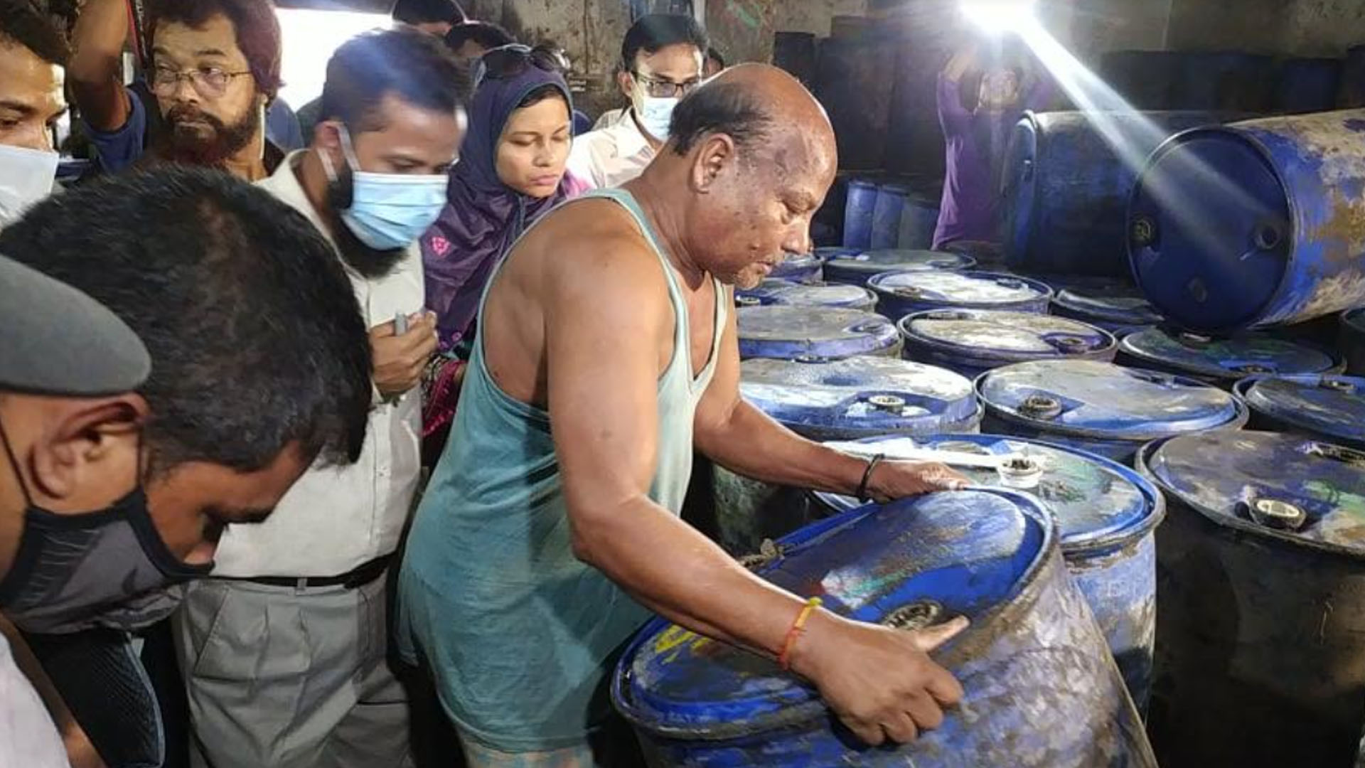 রংপুরে ৬১ হাজার লিটার ভোজ্যতেল জব্দ, ২ ব্যবসায়ীকে জরিমানা