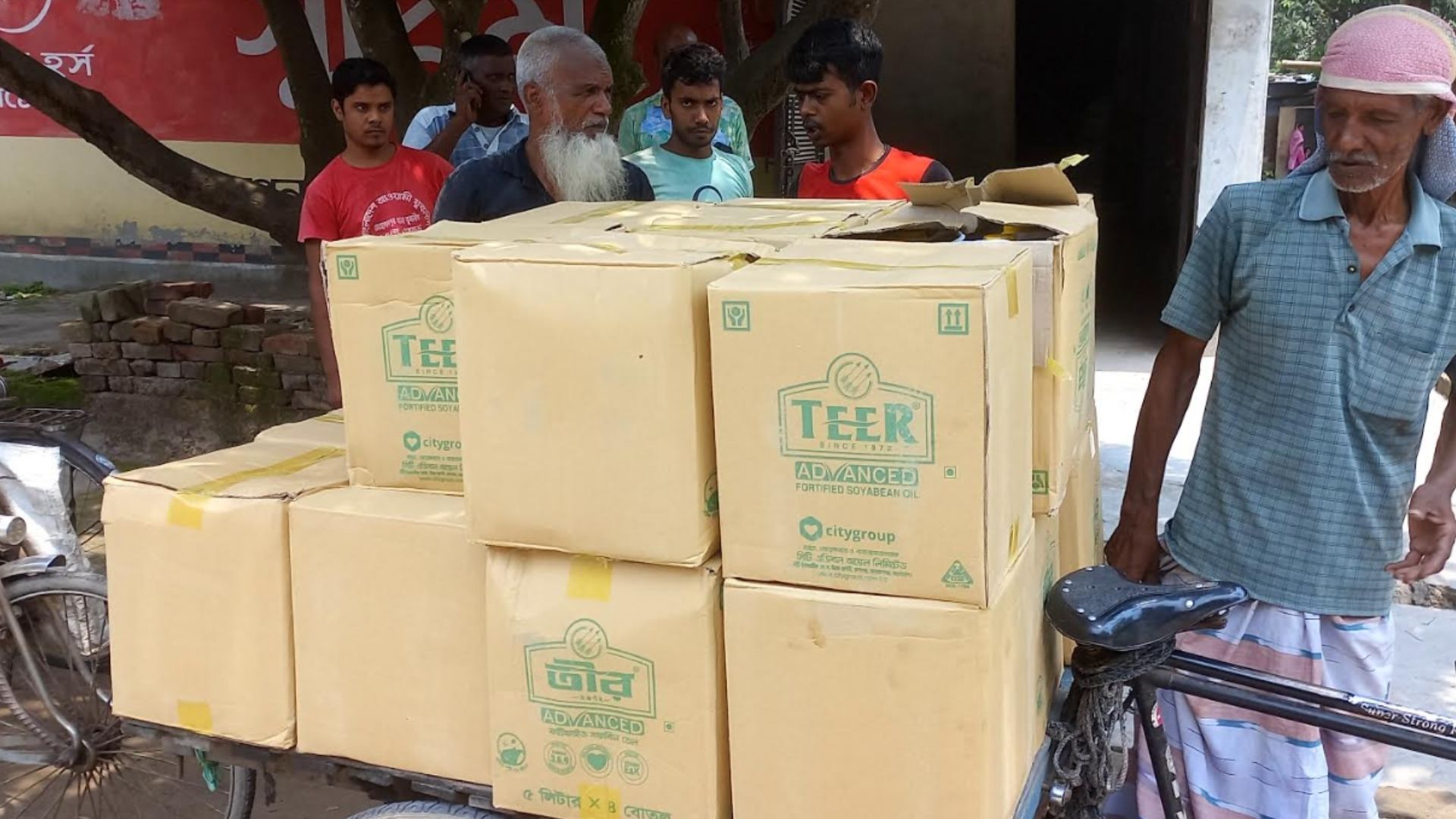 জব্দ করা সাড়ে ৪ হাজার লিটার সয়াবিন তেল ন্যায্যমূল্যে বিক্রি
