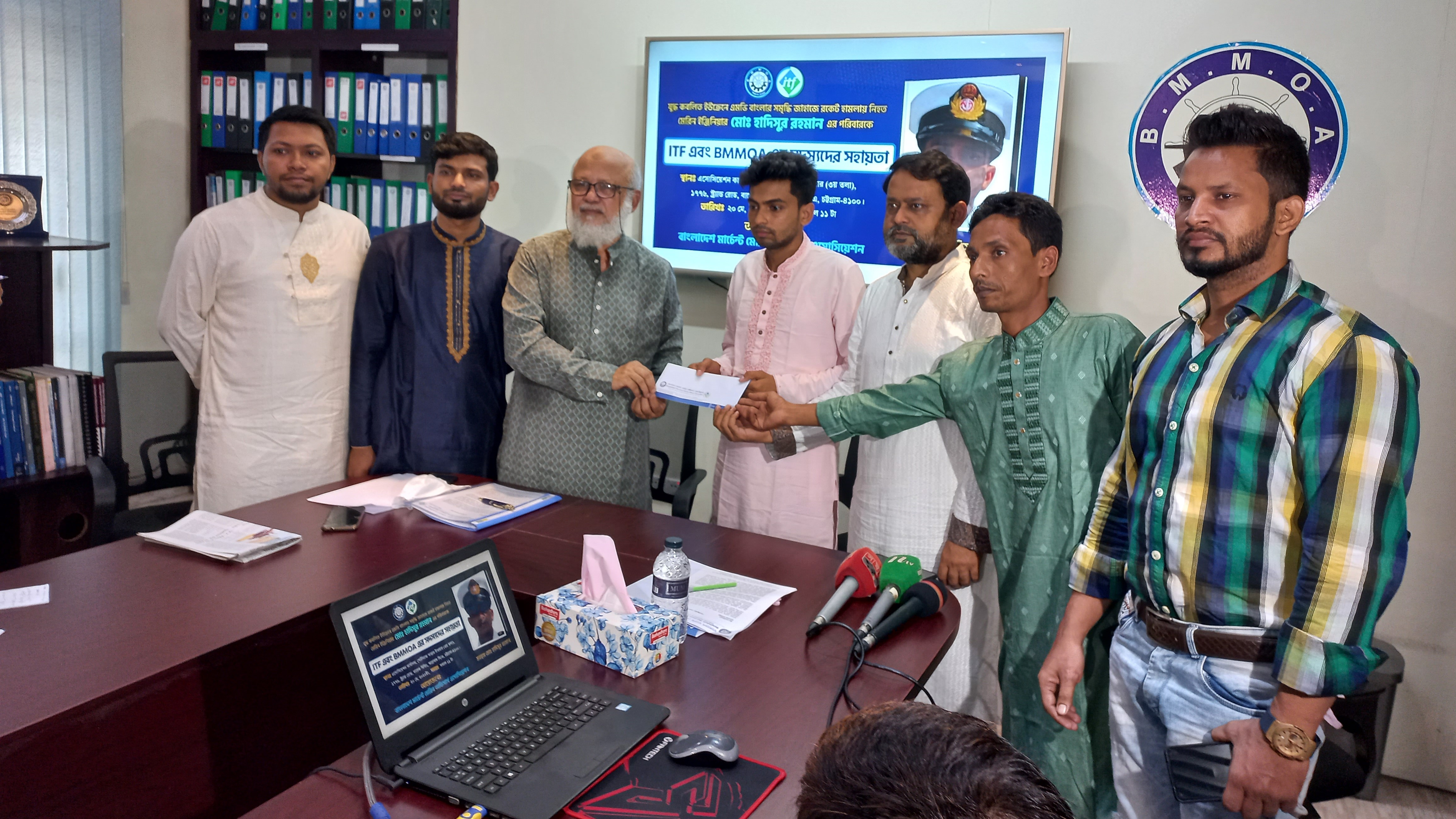 হাদিসুরের পরিবারকে ১০ লাখ টাকা সহায়তা মার্চেন্ট মেরিনার্স অ্যাসোসিয়েশনের