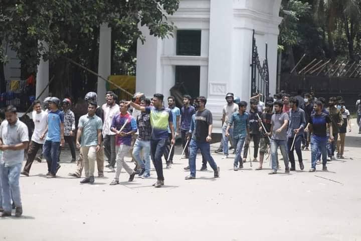 হাইকোর্ট এলাকায় ছাত্রলীগ-ছাত্রদল সংঘর্ষের ঘটনায় আটক ২