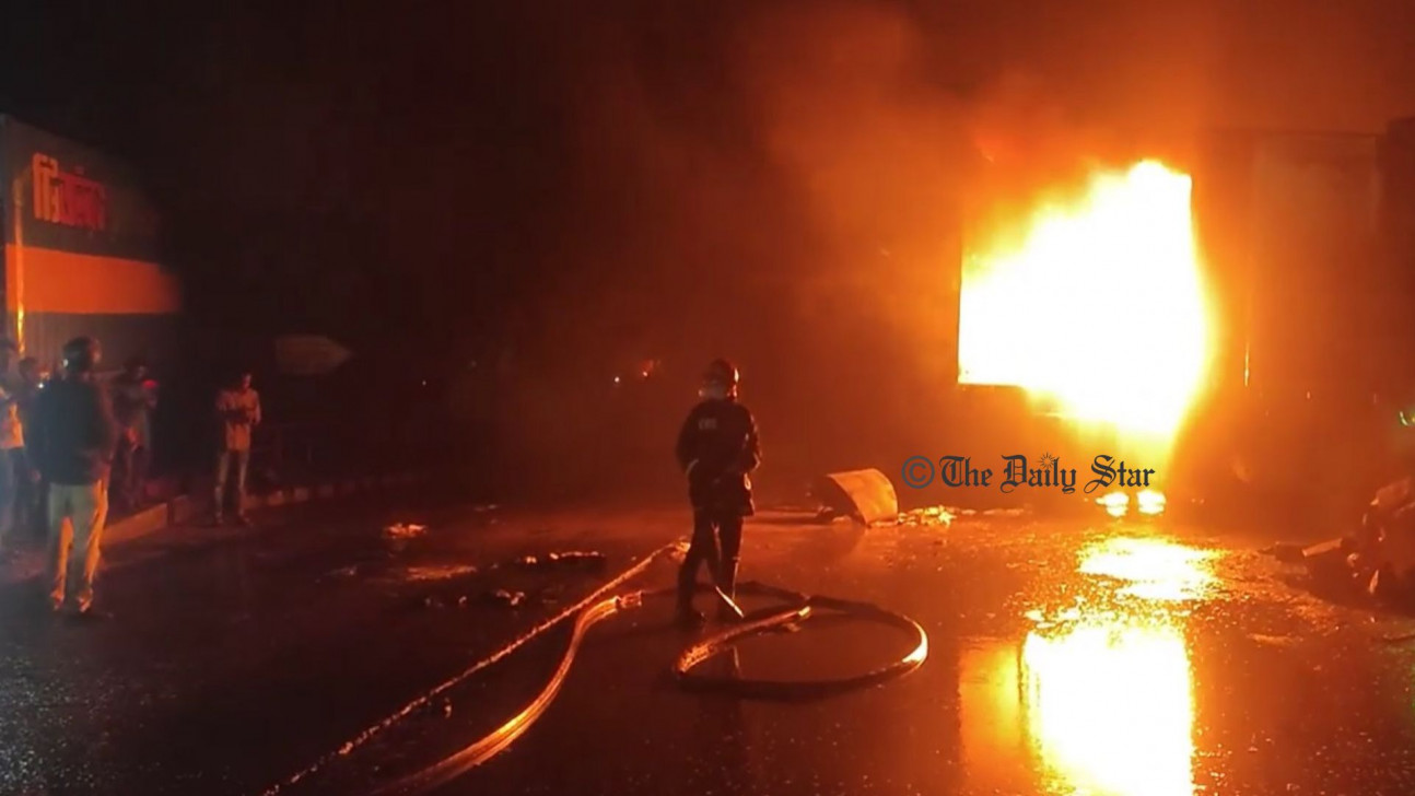 সীতাকুণ্ডে অগ্নিকাণ্ড: পানি সংকটে ফায়ার সার্ভিস কর্মীরা