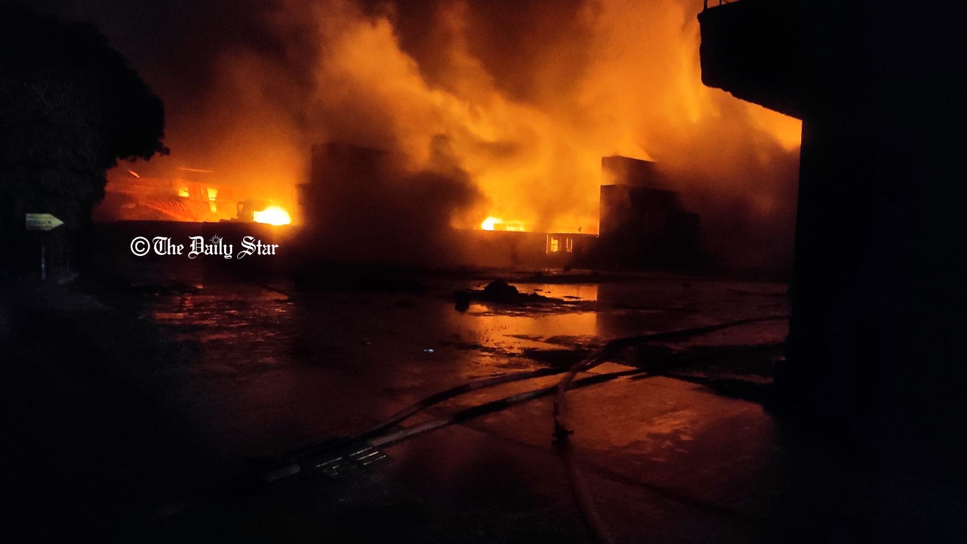 কন্টেইনারে রাসায়নিক পদার্থ, জানানো হয়নি ফায়ার সার্ভিসকে