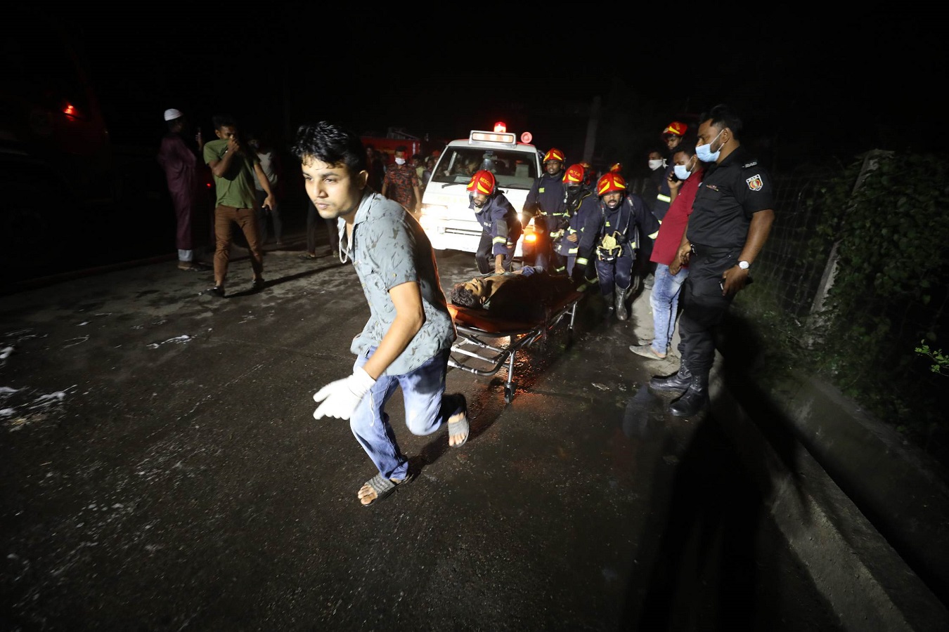 সীতাকুণ্ডে কনটেইনার ডিপোতে বিস্ফোরণ ও আগুন, শতাধিক দগ্ধ