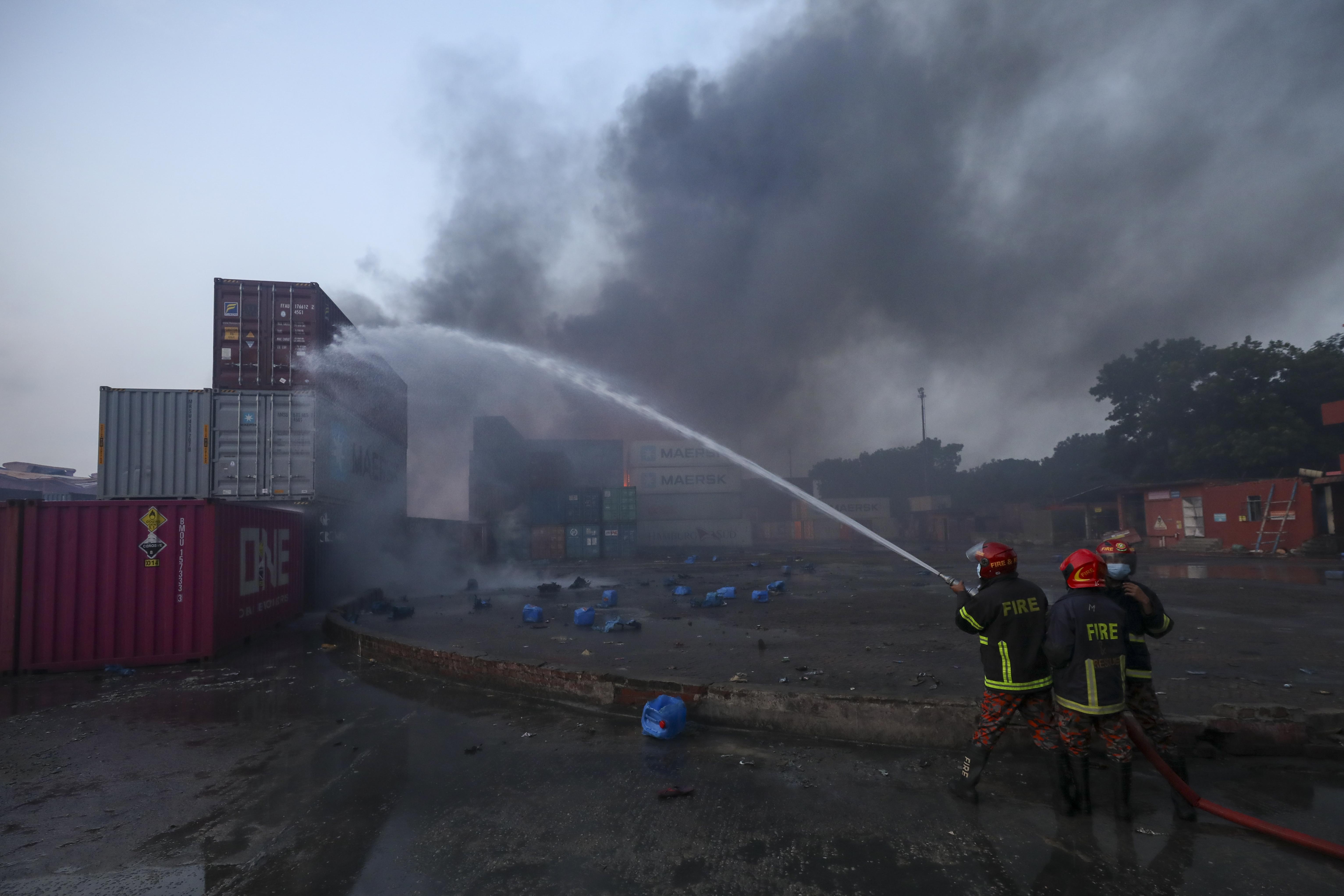 সীতাকুণ্ডে অগ্নিকাণ্ড: হেলিকপ্টারে ঢাকায় আনা হচ্ছে ২ ফায়ার সার্ভিস কর্মীকে