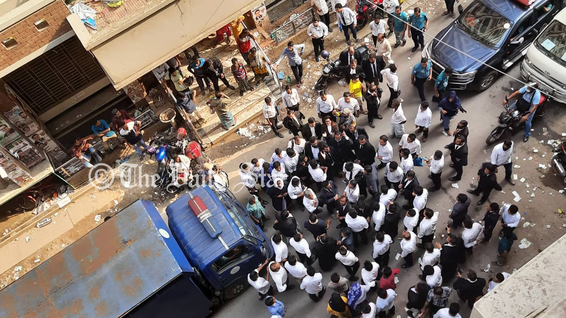 ট্রাফিক সার্জেন্টের ওপর হামলা: দুই আইনজীবীসহ ৫ জনের ৩ দিনের রিমান্ড