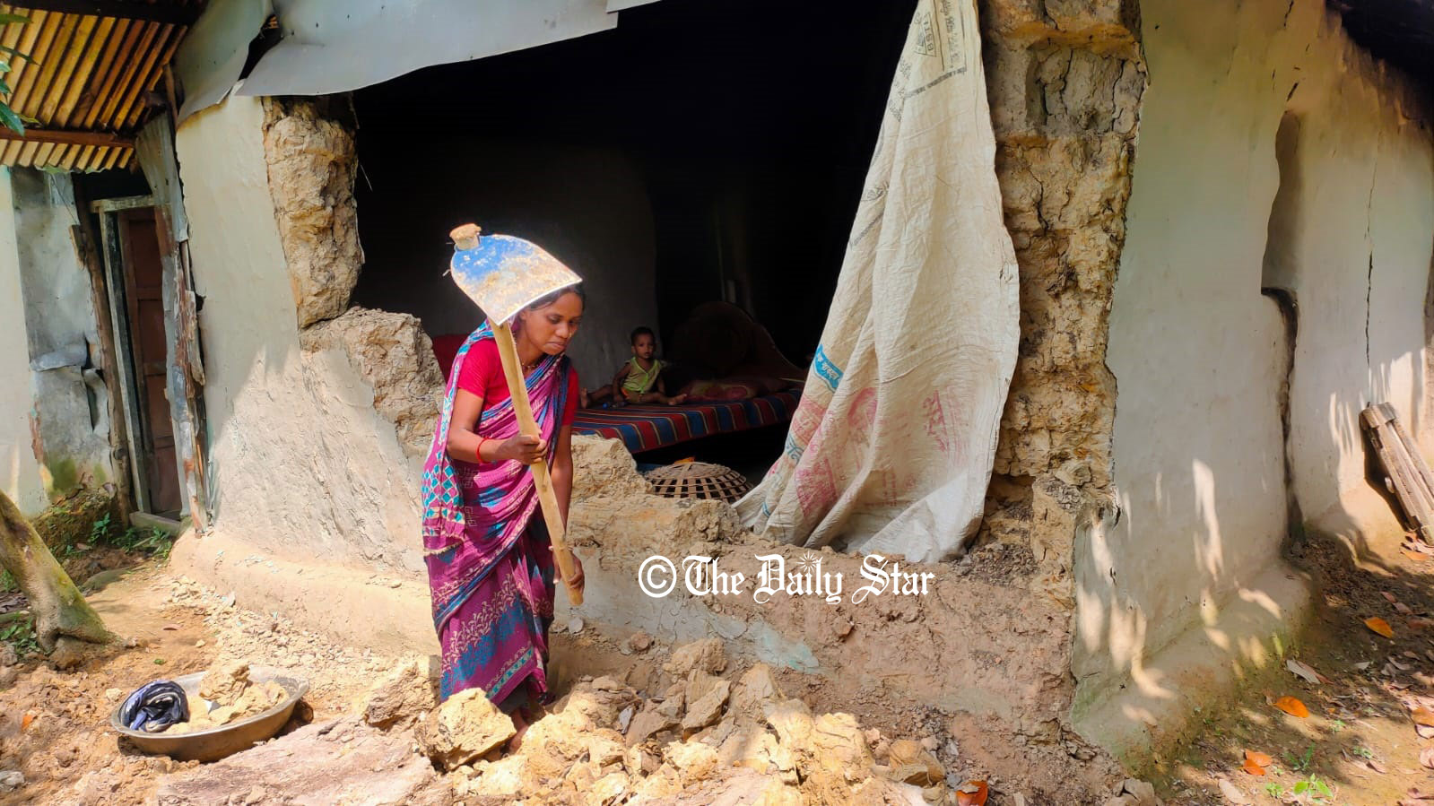 ‘সারাদিন কাম করি, রাতে ঘরের অভাবে বৃষ্টিতে ভিজি’