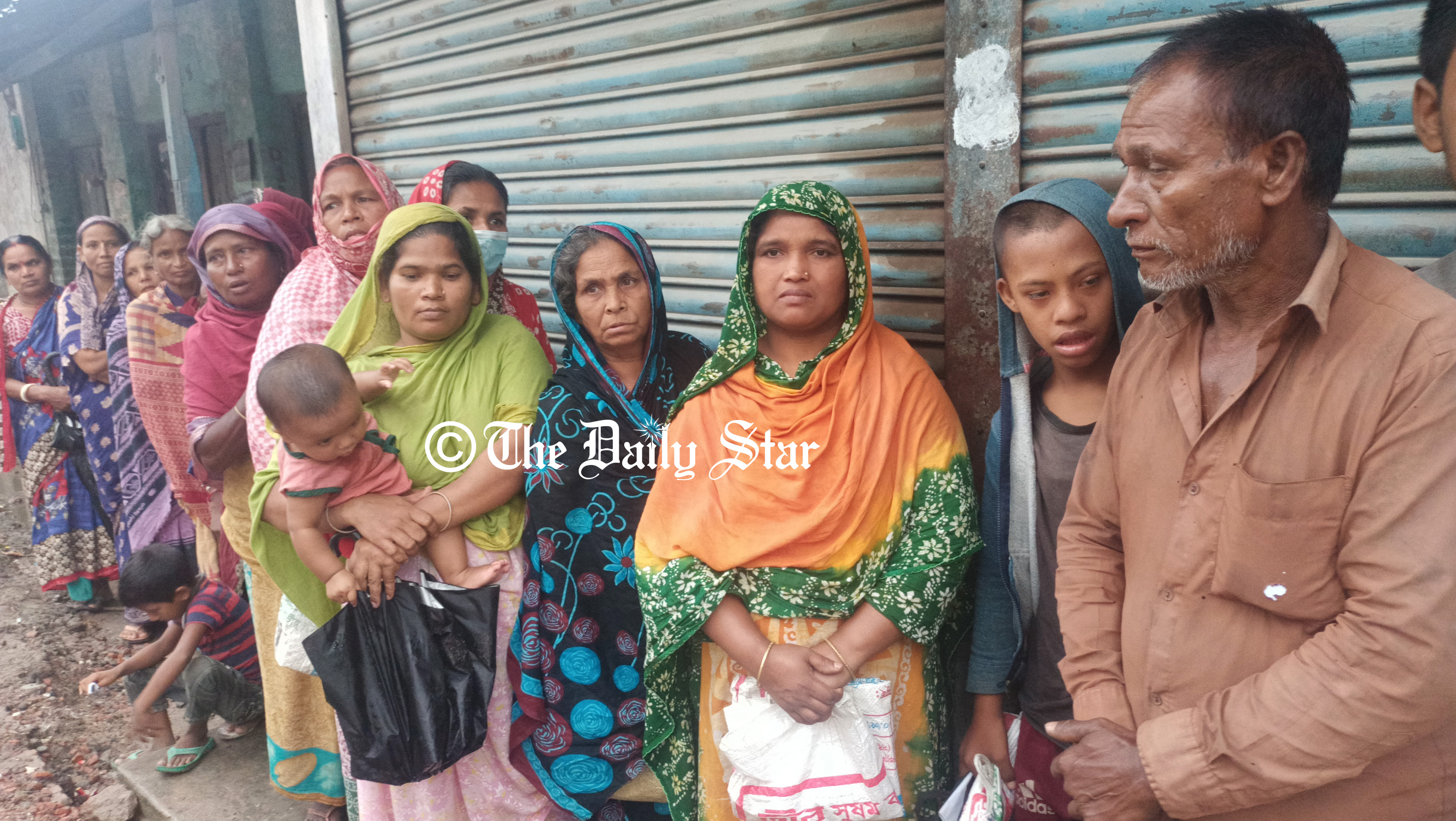 ওএমএস’র দোকানে ভিড়, চাল না পেয়ে হতাশ