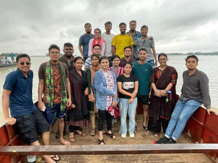 ঢাবির সেই শিক্ষার্থীরা এবার লঞ্চ নষ্ট হয়ে সুরমা নদীতে আটকা পড়েছে