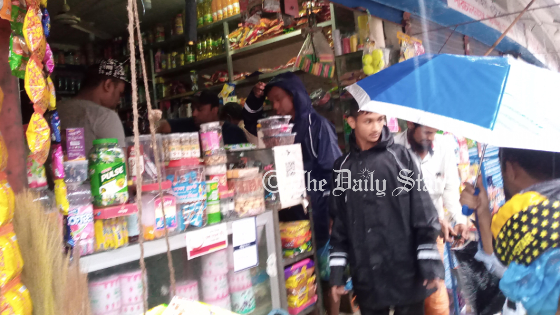 বিদ্যুৎহীন সিলেটে মোমবাতির সংকট