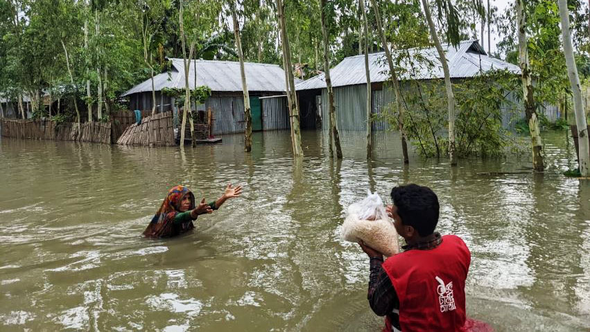 প্রতিদিন ৩ হাজার মানুষকে রান্না করা খাবার দিচ্ছে বিদ্যানন্দ