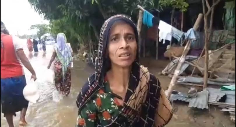 ‘আট দিন ধরি বুক সমান পানি, আমরারে কেউ কিচ্ছু দিছে না’