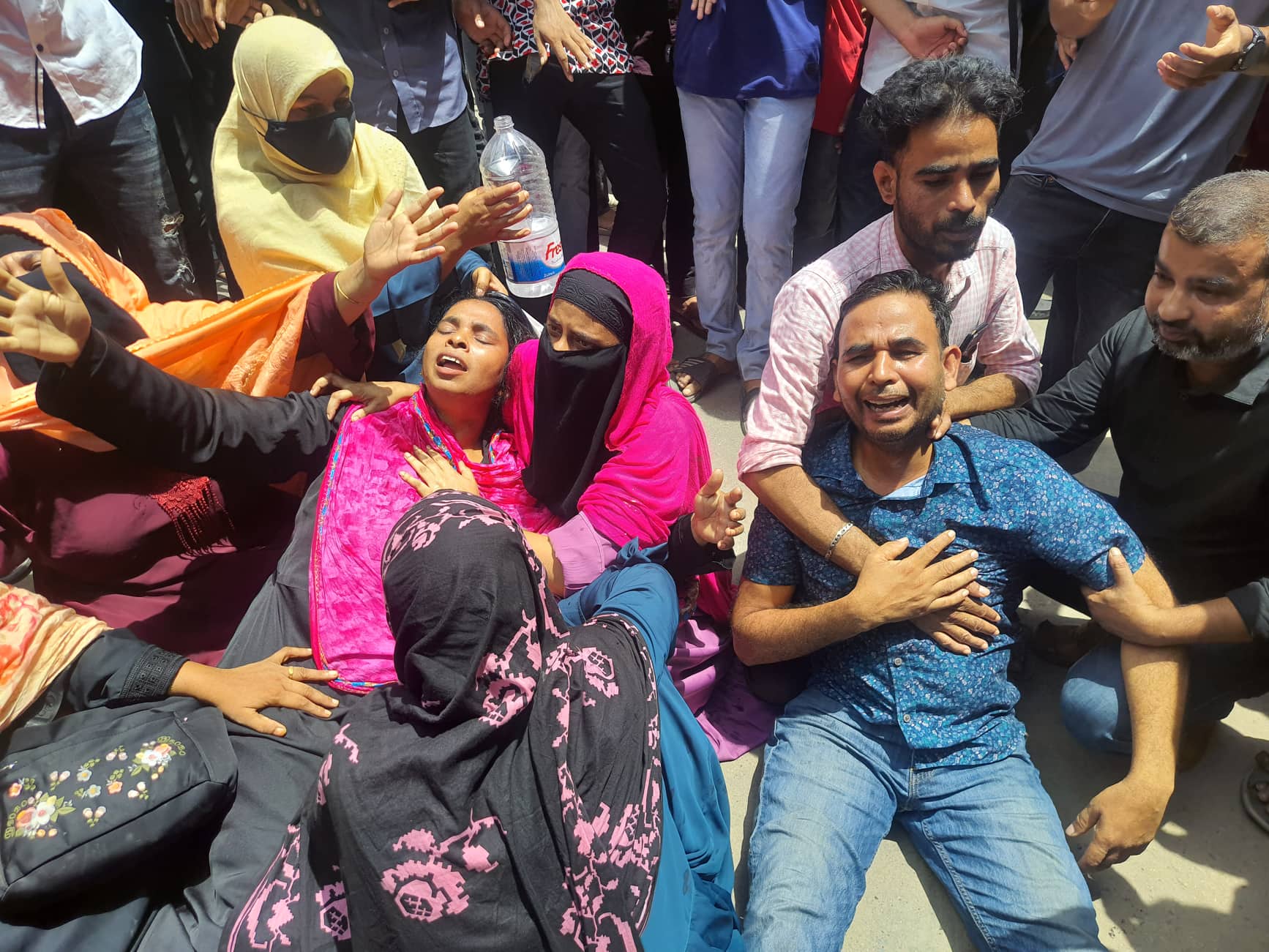 ‘আমার বাবারে ওরা মাইরা ফেলছে’