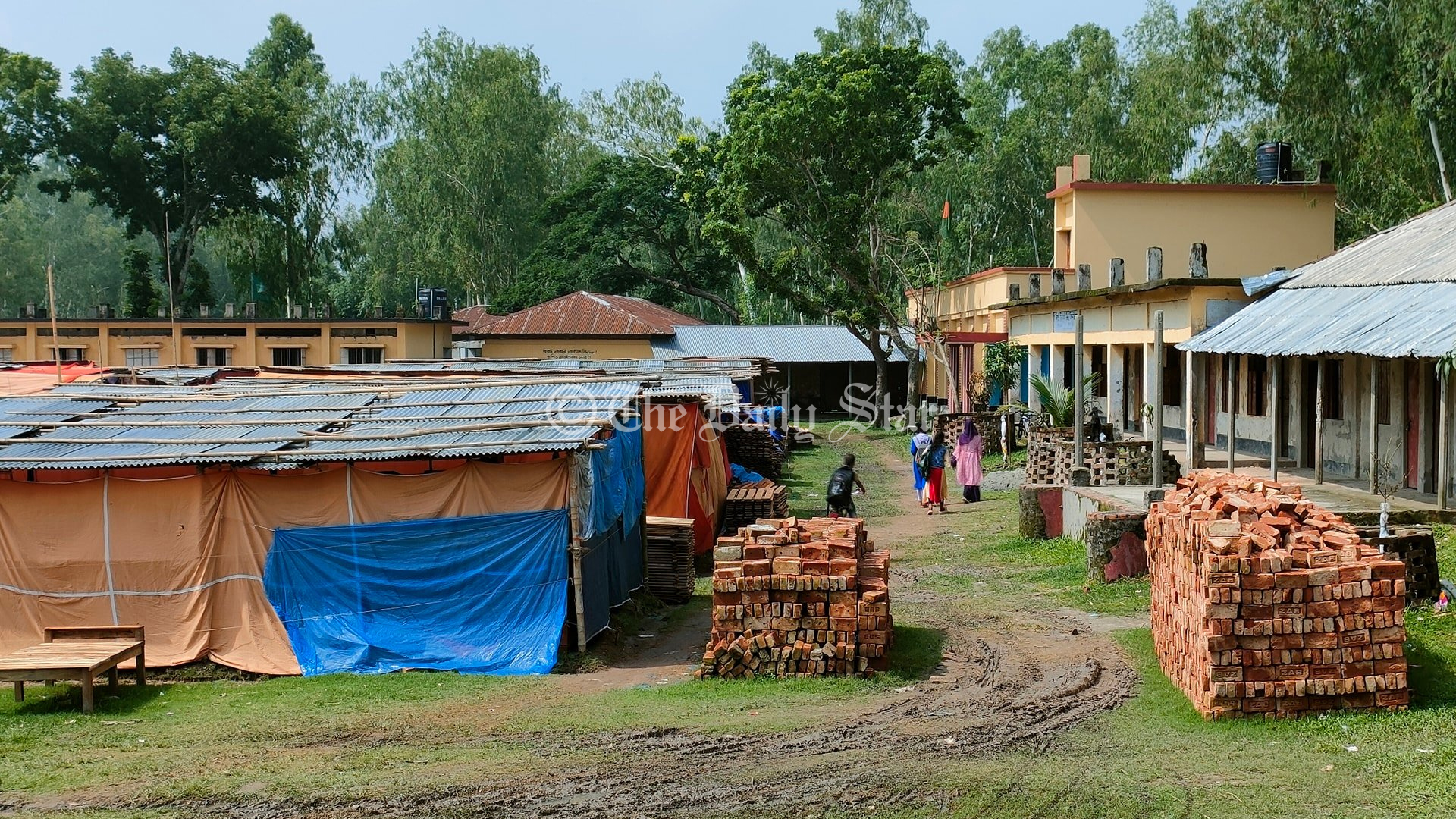 স্কুলের মাঠ ভাড়া দিয়ে ফার্নিচার মেলা