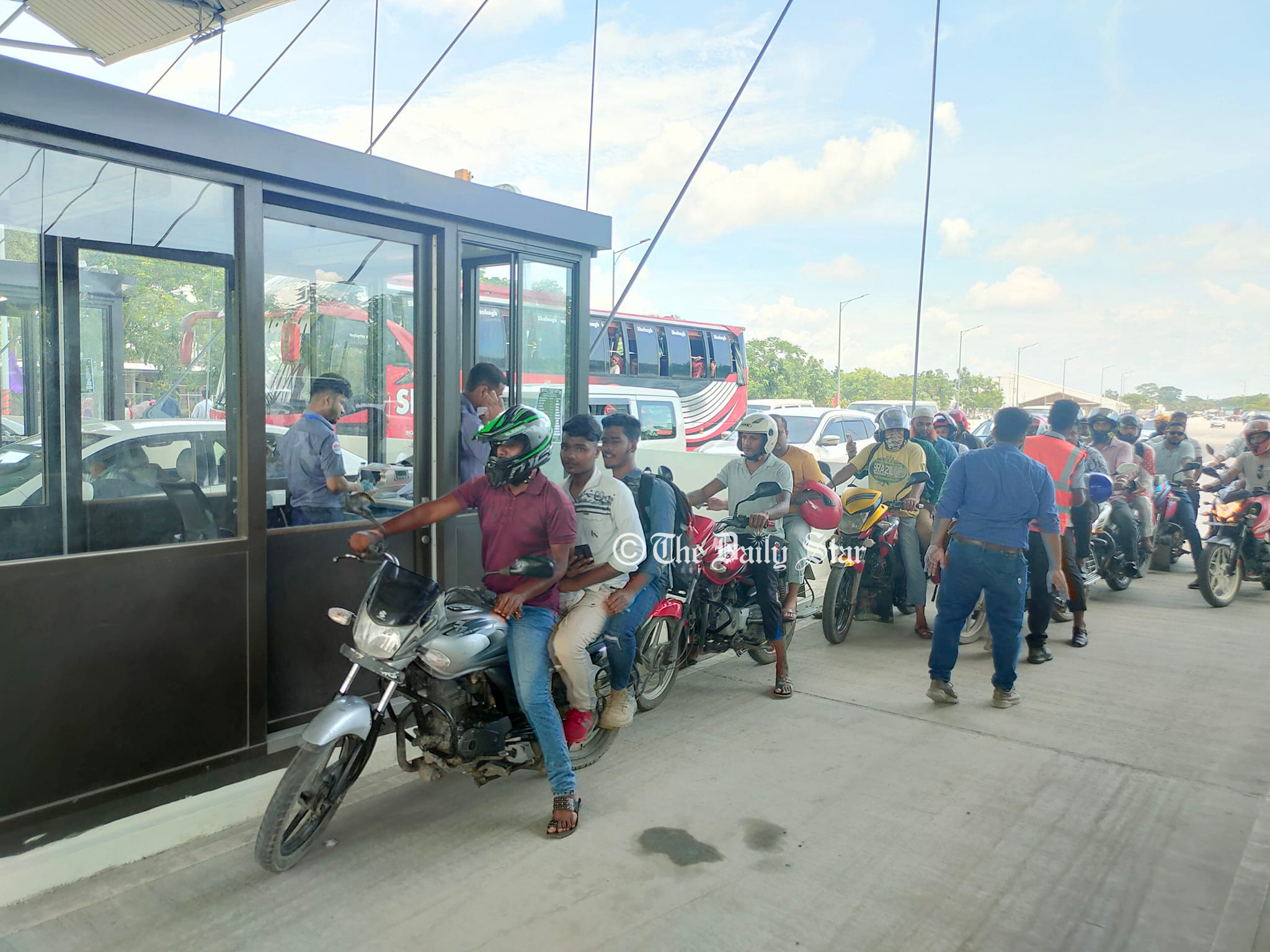 পদ্মা সেতু পার হতে মোটরসাইকেলে ভাড়া ৪০০ টাকা