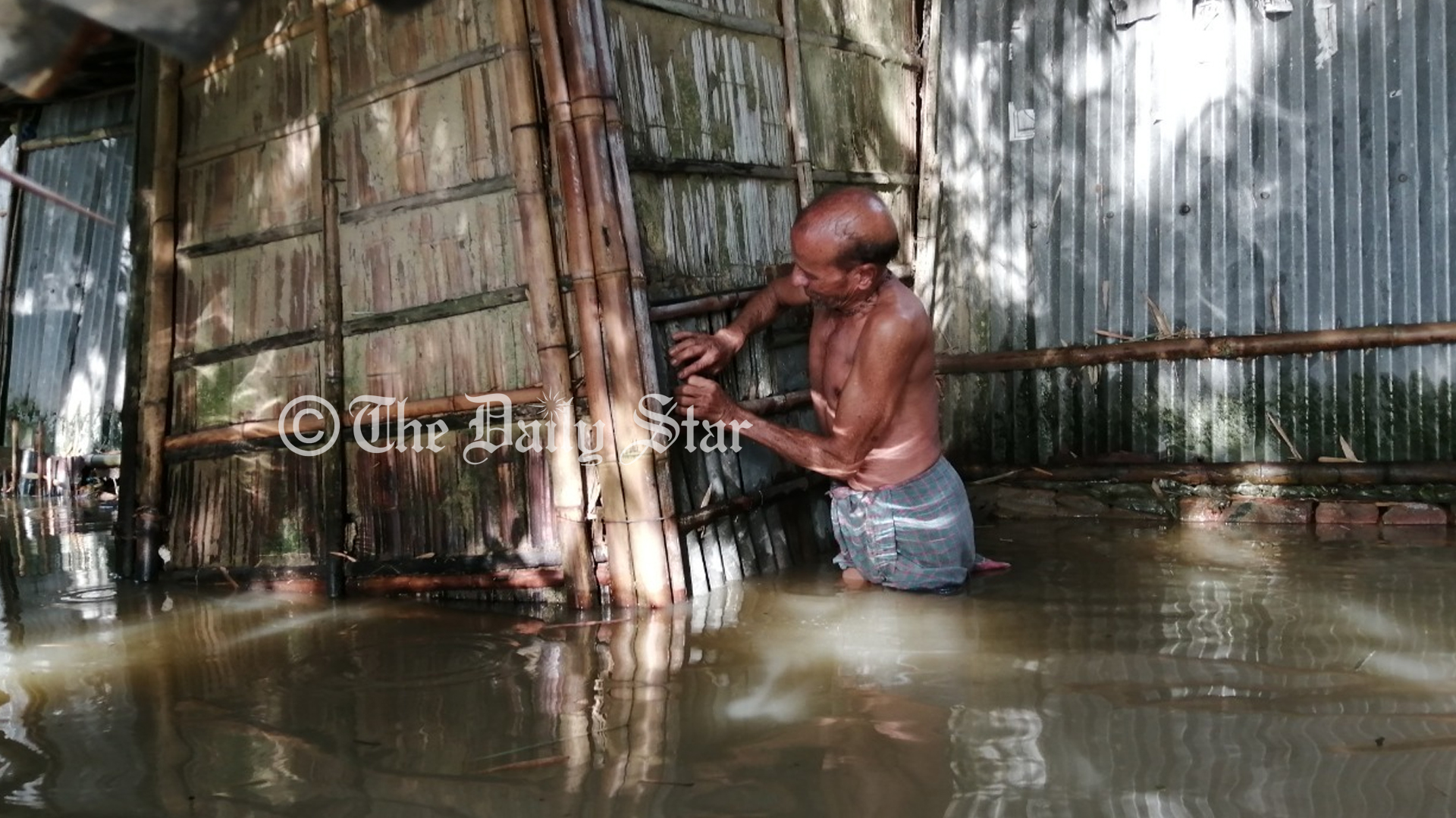 &nbsp;‘কিতা করমু তকদির মন্দ, বড় অসহায় অইয়া পড়লাম’