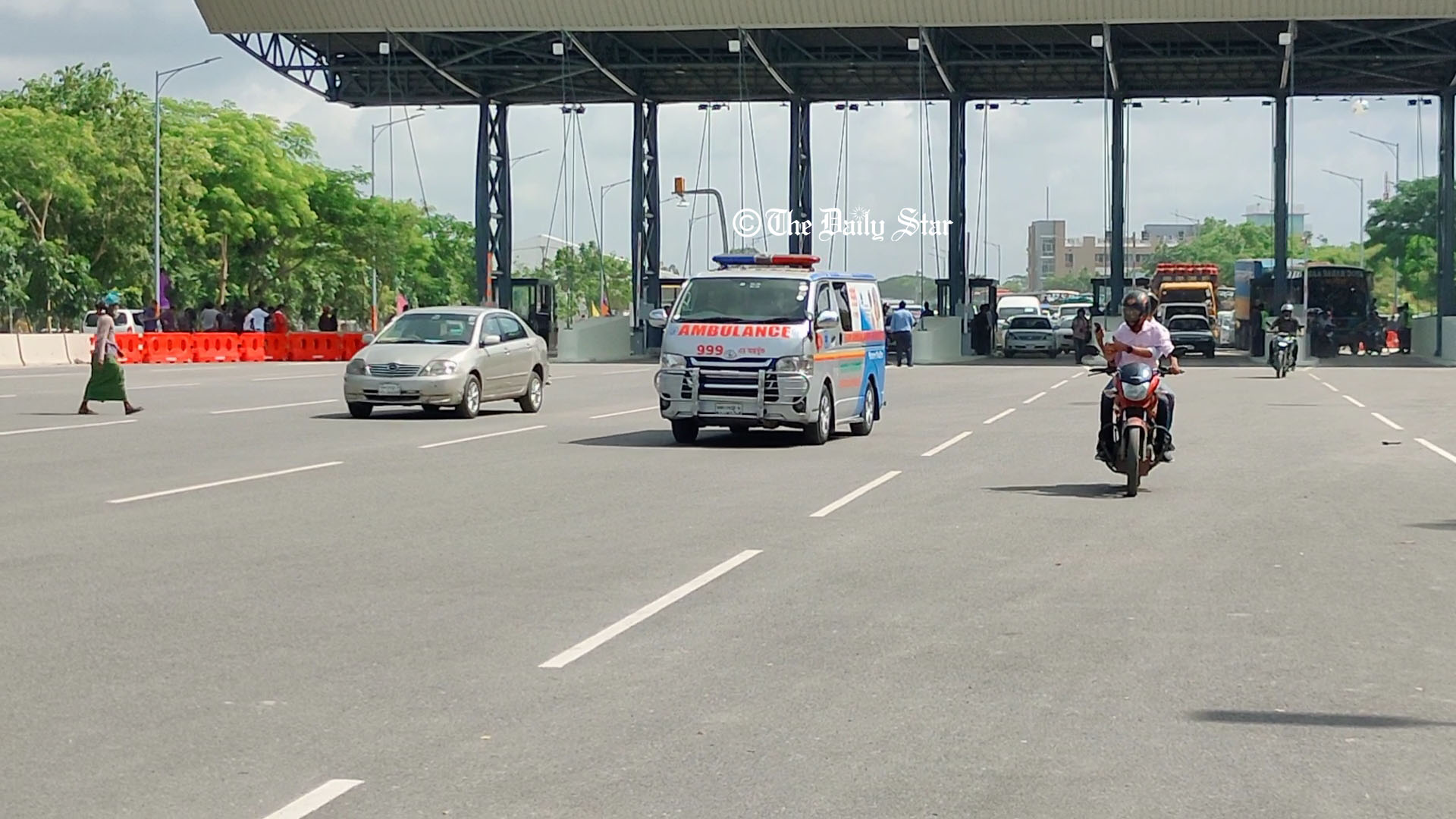 পদ্মা সেতুতে চলছে যানবাহন, টোল প্লাজায় ধীরগতি