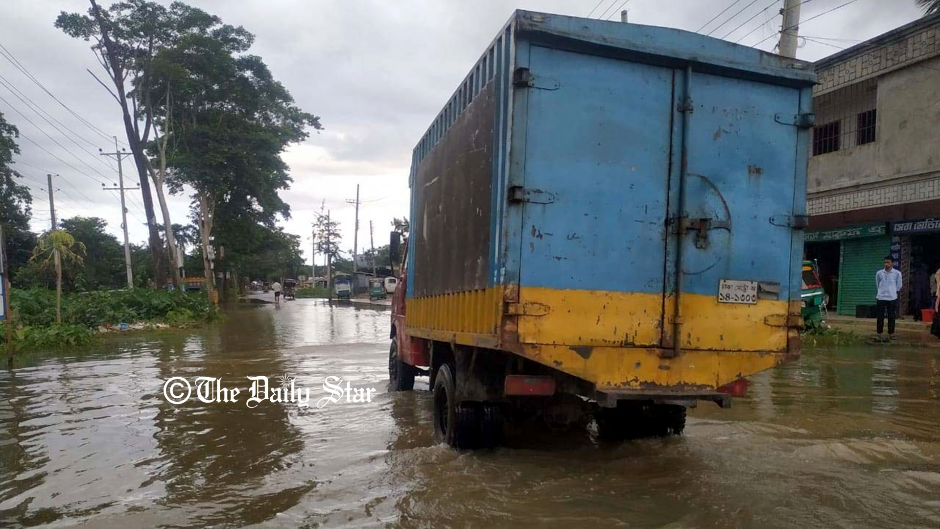 বড়লেখা-কুলাউড়া মহাসড়কে পানি, ঝুঁকি নিয়ে চলছে যানবাহন