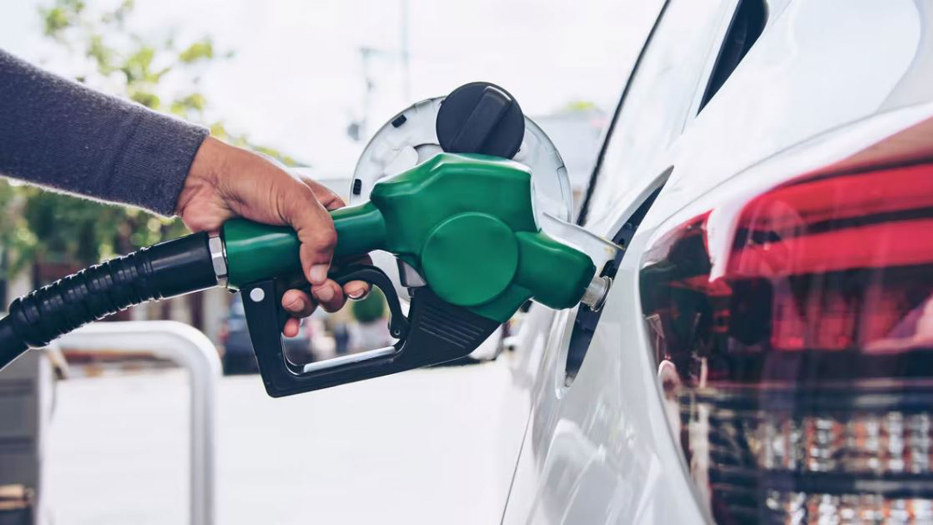 অকটেন লিটারে ৪ টাকা, পেট্রোল ৩ টাকা, ডিজেল ৭৫ পয়সা কমল