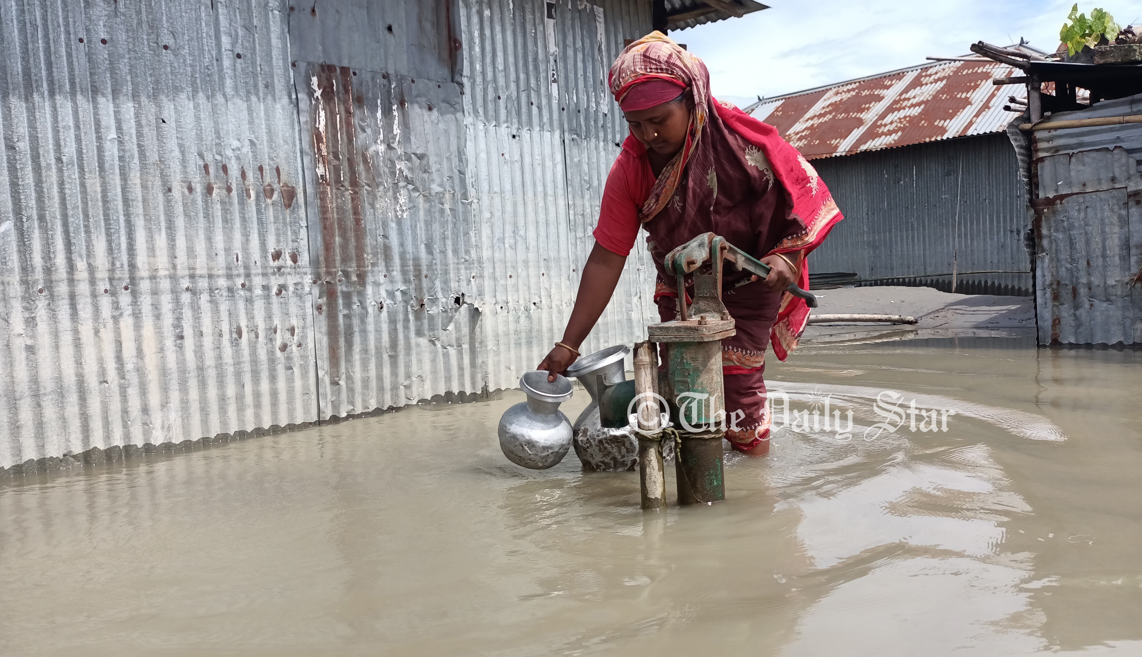 ৪০০ মানুষের জন্য তলিয়ে যাওয়া ২ নলকূপ, ২ ভাসমান শৌচাগার