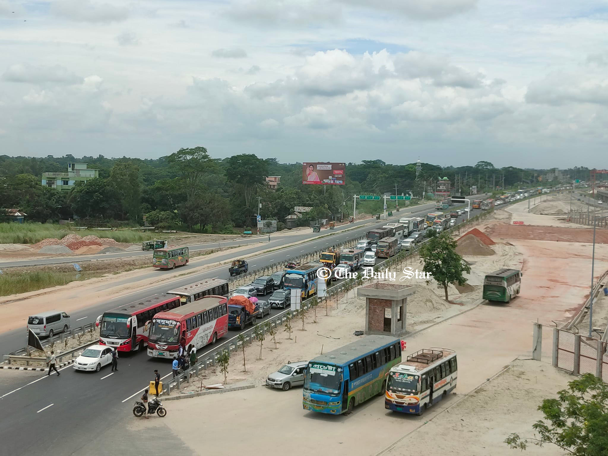 পদ্মা সেতুর টোল প্লাজায় ৪ কিলোমিটার গাড়ির সারি