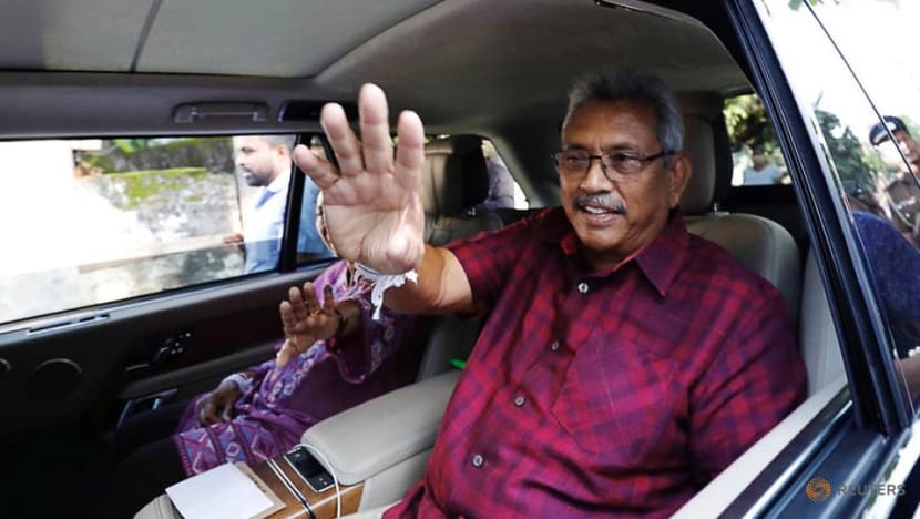 স্ত্রী, দেহরক্ষী নিয়ে সামরিক বিমানে মালদ্বীপ পালালেন শ্রীলঙ্কার প্রেসিডেন্ট