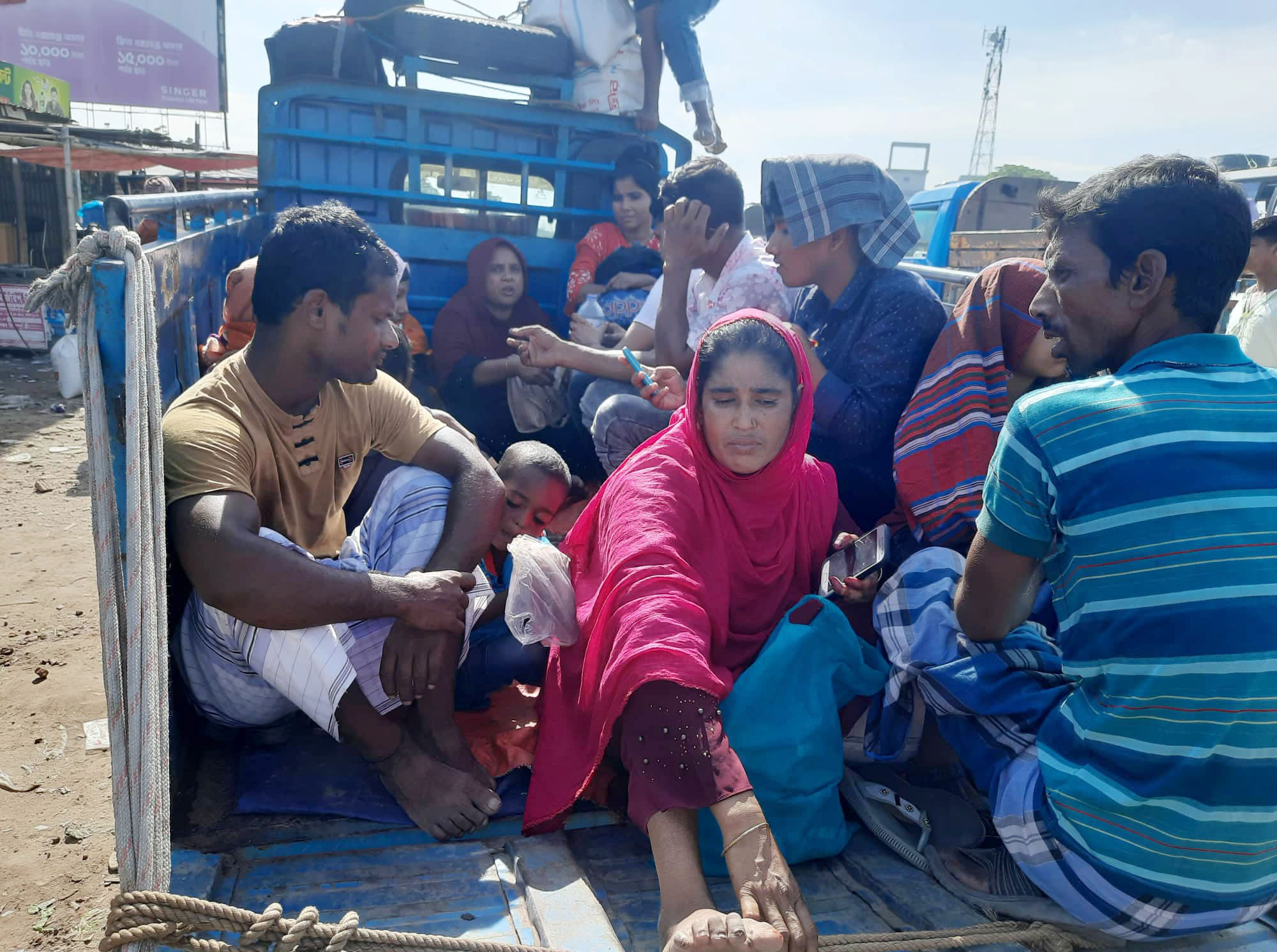 জীবনের ঝুঁকি নিয়ে ঢাকায় ফিরছেন মানুষ