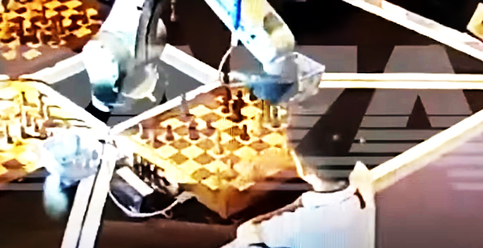 দাবা খেলায় প্রতিপক্ষ শিশুর আঙুল ভেঙে দিলো রোবট