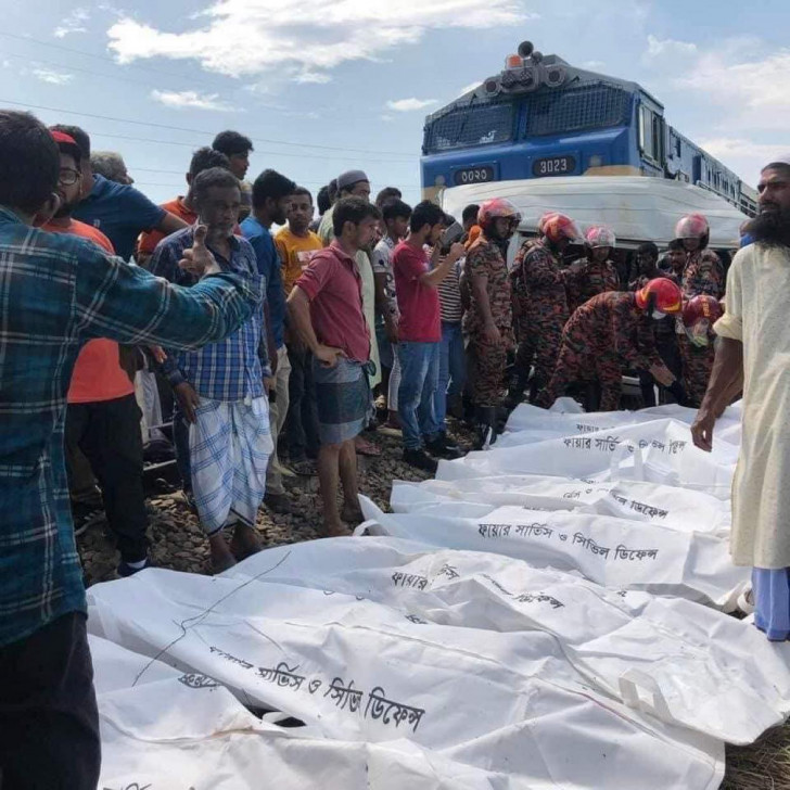 বাড়িতে পৌঁছাল ১১ মরদেহ, শোকে স্তব্ধ গ্রাম