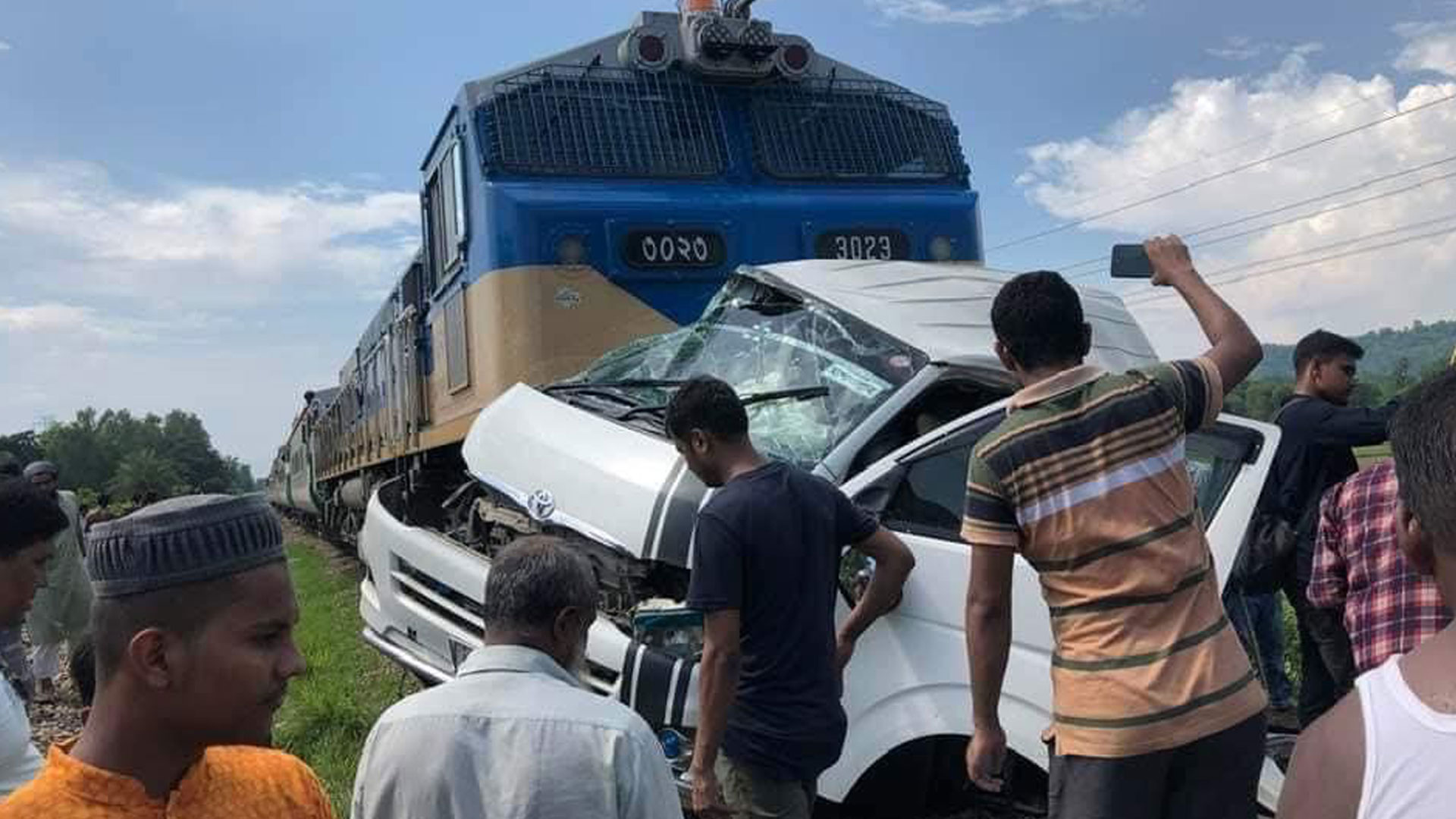 মিরসরাইয়ে মাইক্রোবাসে ট্রেনের ধাক্কা, নিহত ১১