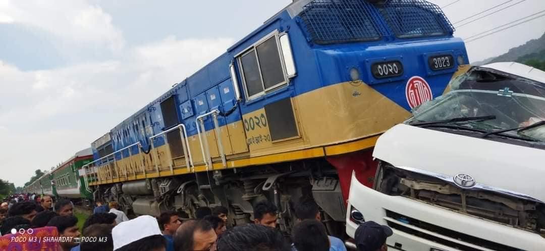 মাইক্রোবাসে ট্রেনের ধাক্কা, আহত ৭ জন চমেক হাসপাতালে