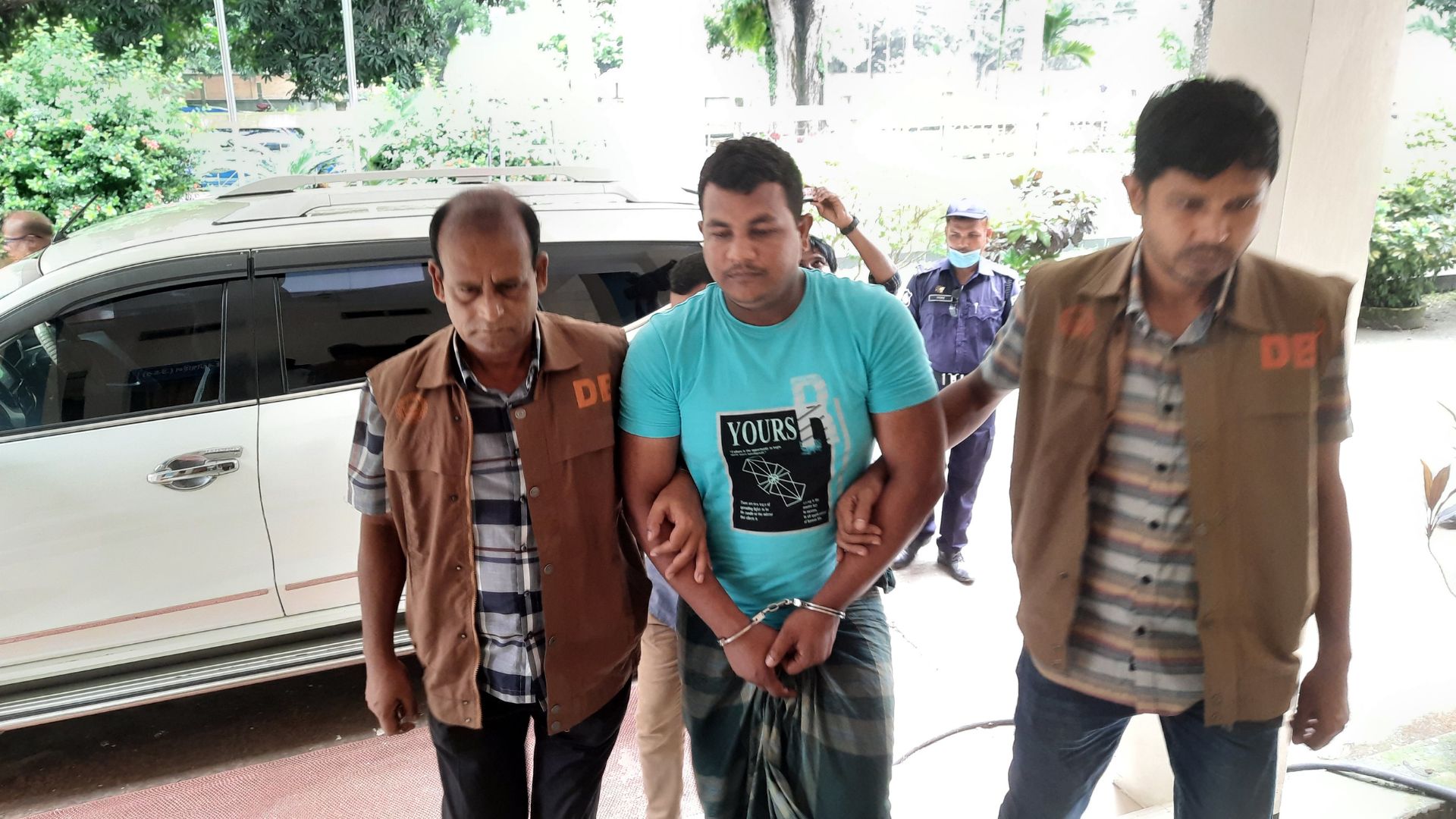 চলন্ত বাসে ডাকাতি-সংঘবদ্ধ ধর্ষণ: গ্রেপ্তার ডাকাত ৫ দিনের রিমান্ডে